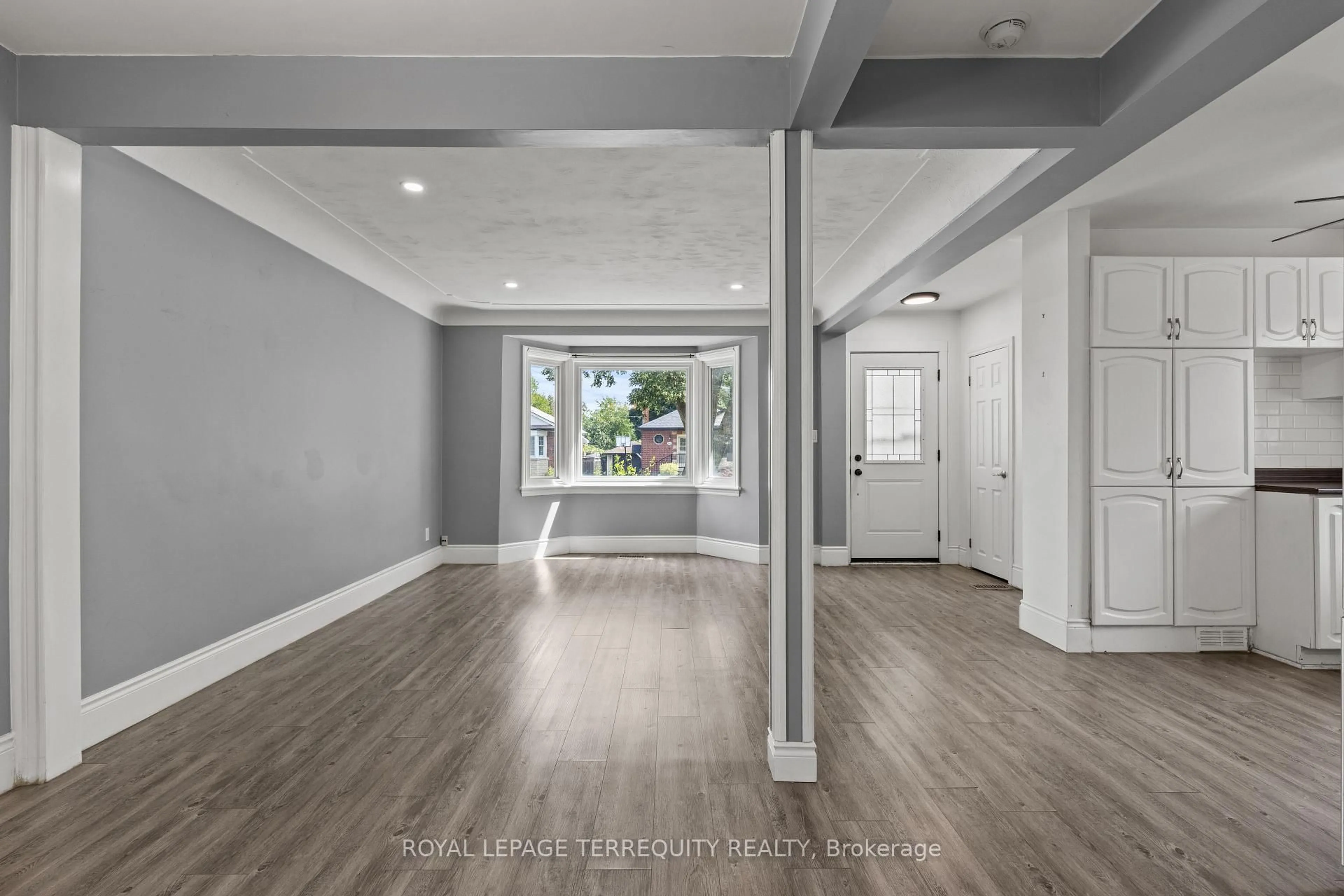 Indoor entryway for 160 East 34th St, Hamilton Ontario L8V 3W6
