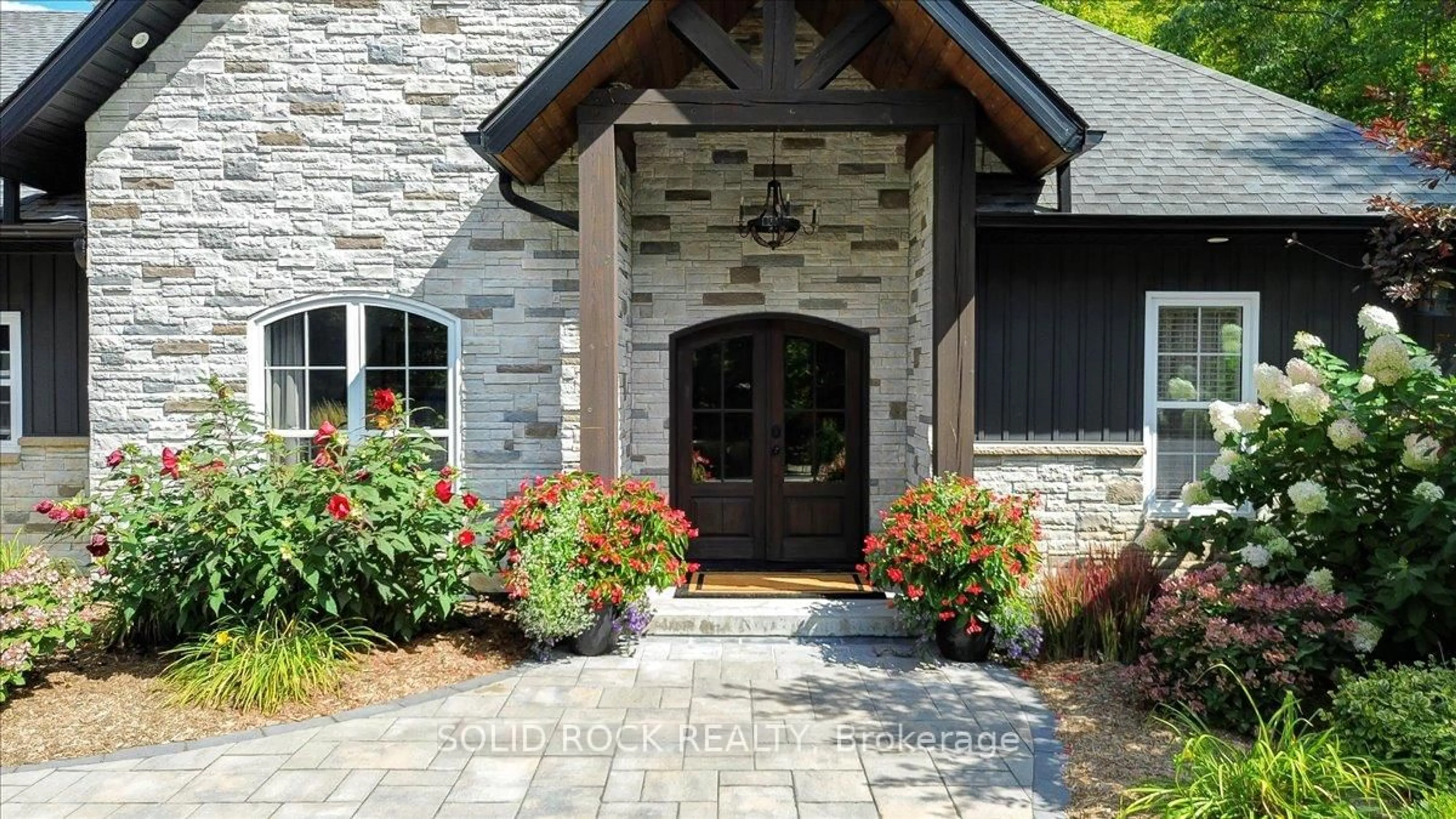 Indoor entryway for 400 Pigden Rd, Madoc Ontario K0K 2K0