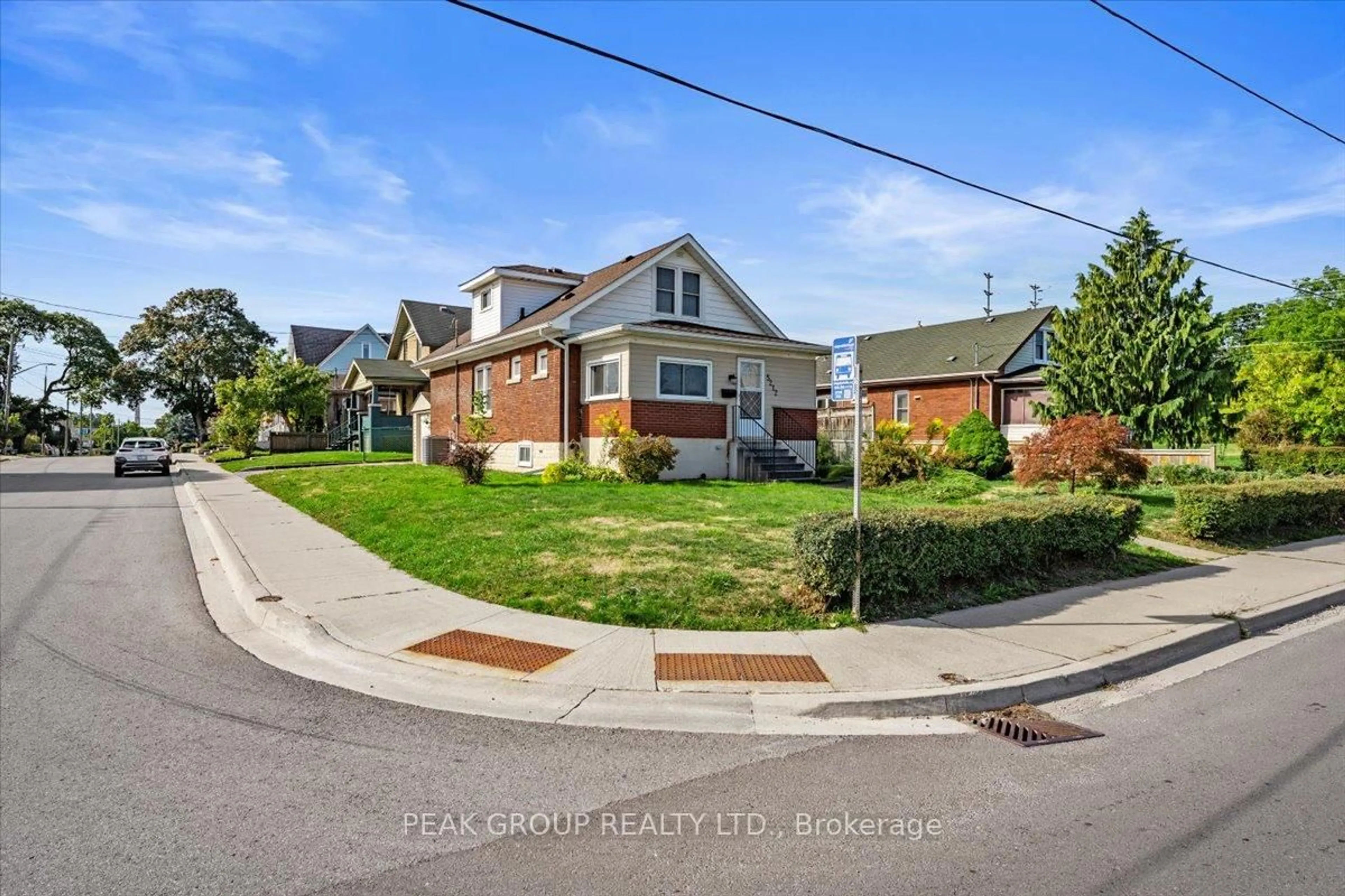 A pic from outside/outdoor area/front of a property/back of a property/a pic from drone, street for 5212 BRIDGE St, Niagara Falls Ontario L2E 2T3