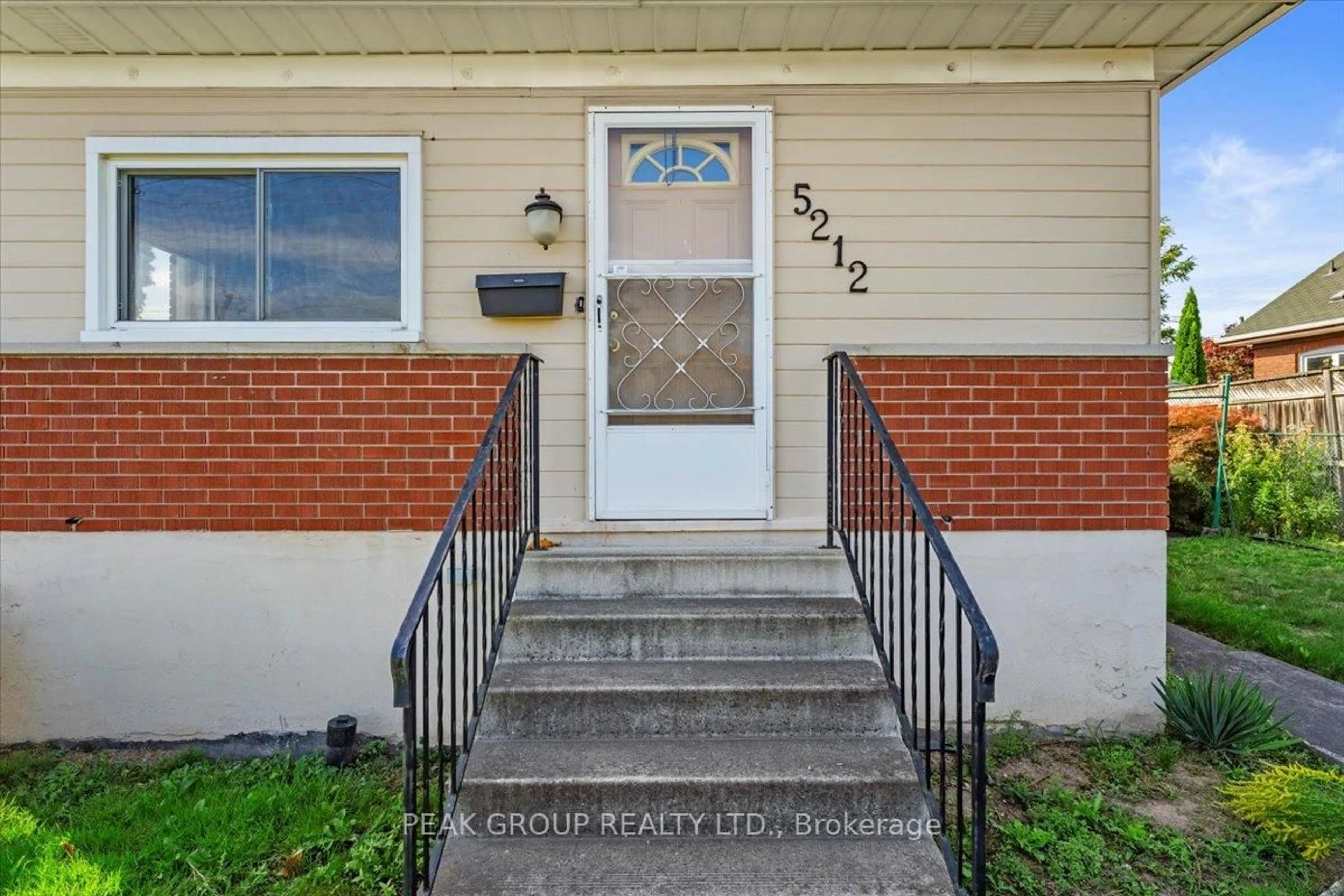 Indoor entryway for 5212 BRIDGE St, Niagara Falls Ontario L2E 2T3