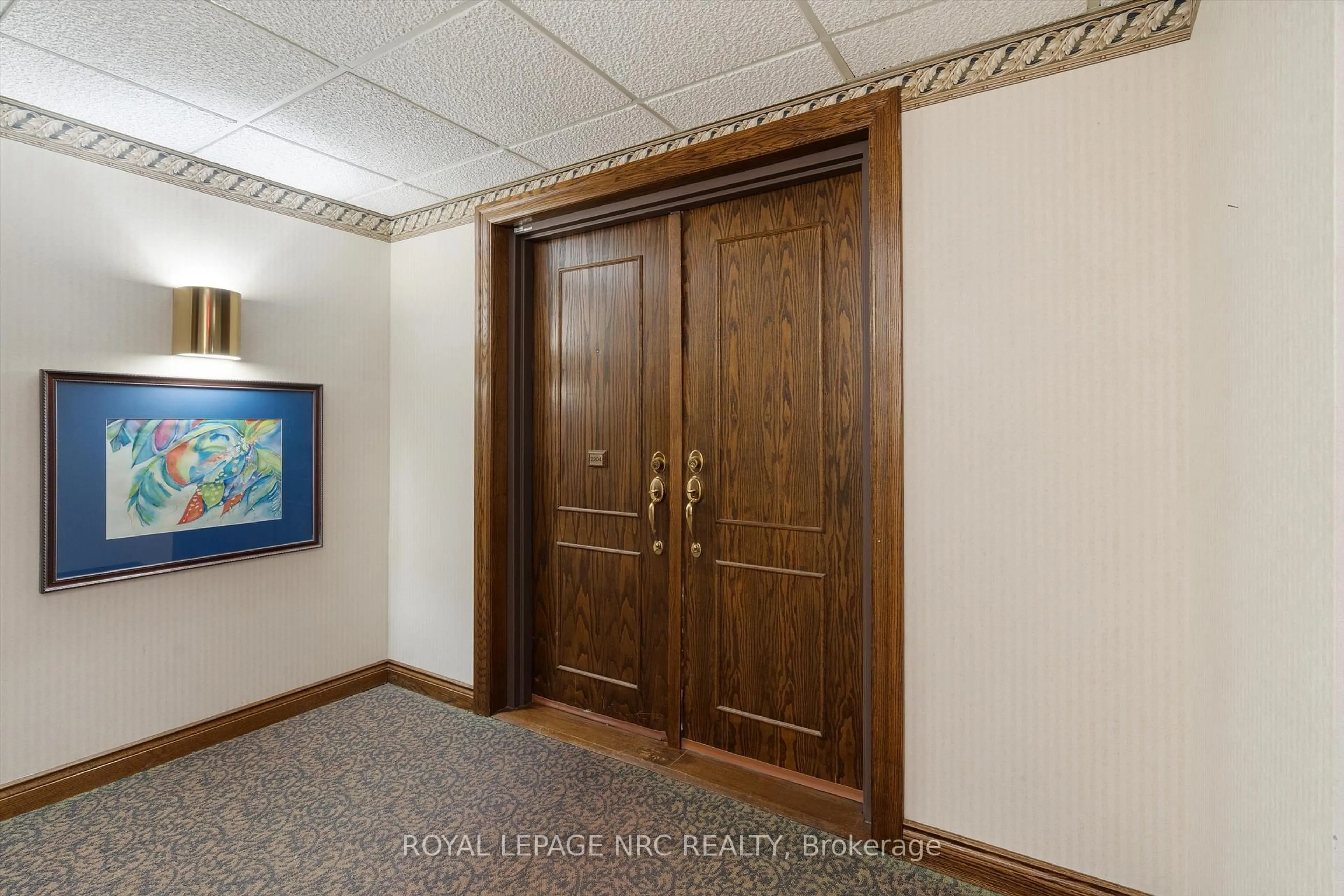 Indoor foyer for 701 Geneva St #2204, St. Catharines Ontario L2N 7H9