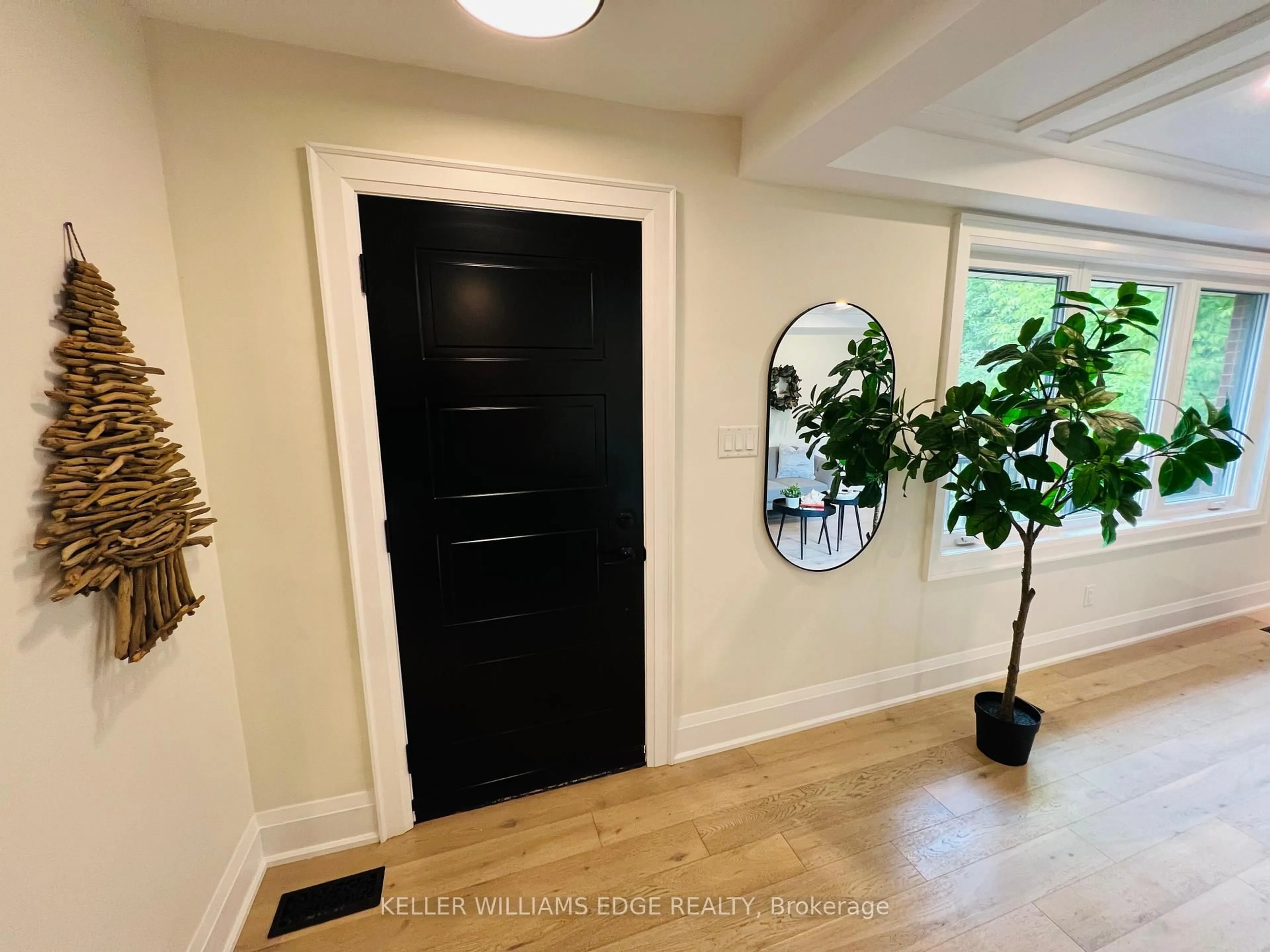 Indoor entryway for 142 South Bend Rd, Hamilton Ontario L9A 2B6