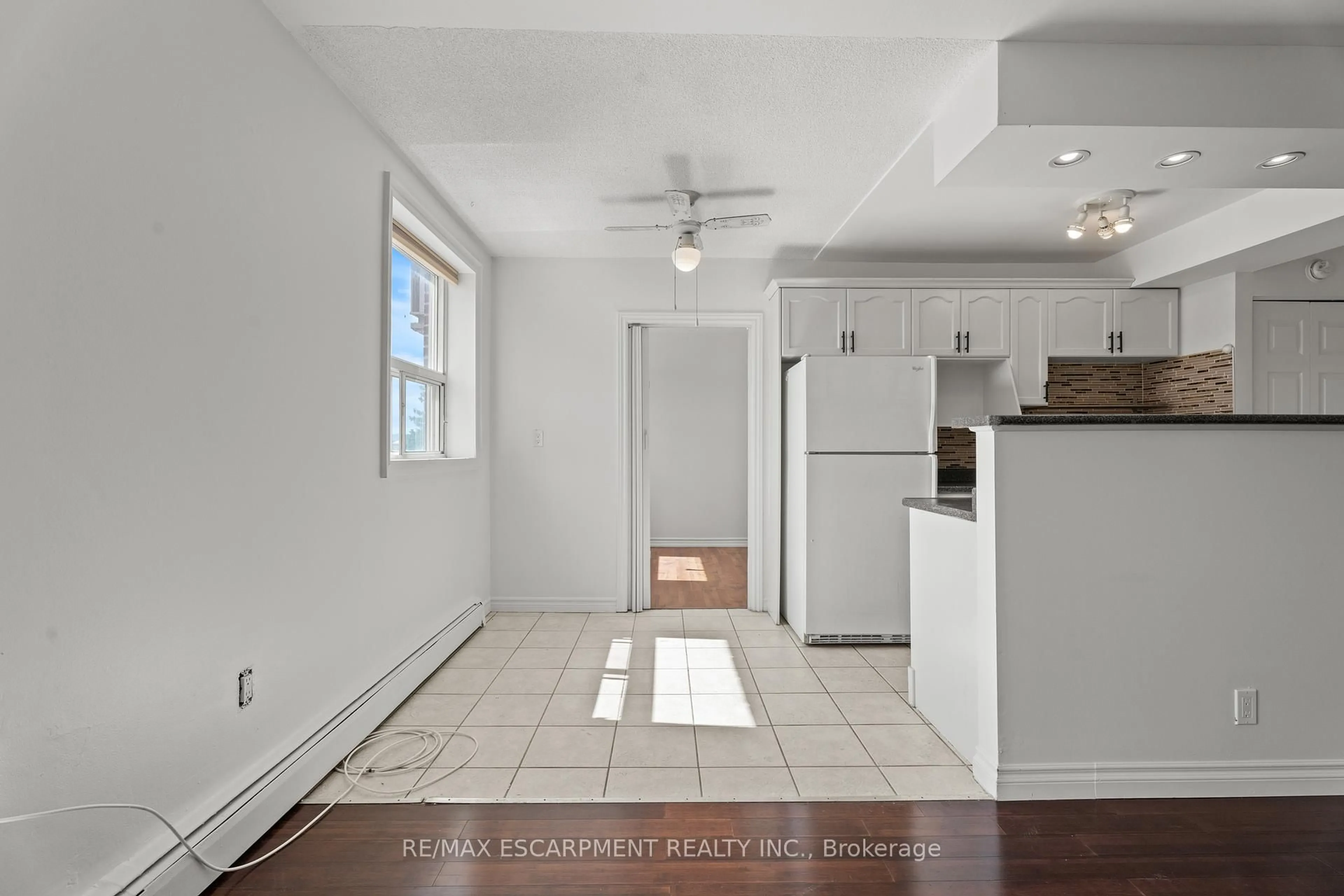 Standard kitchen, unknown for 851 Queenston Rd #505, Hamilton Ontario L8G 1B4