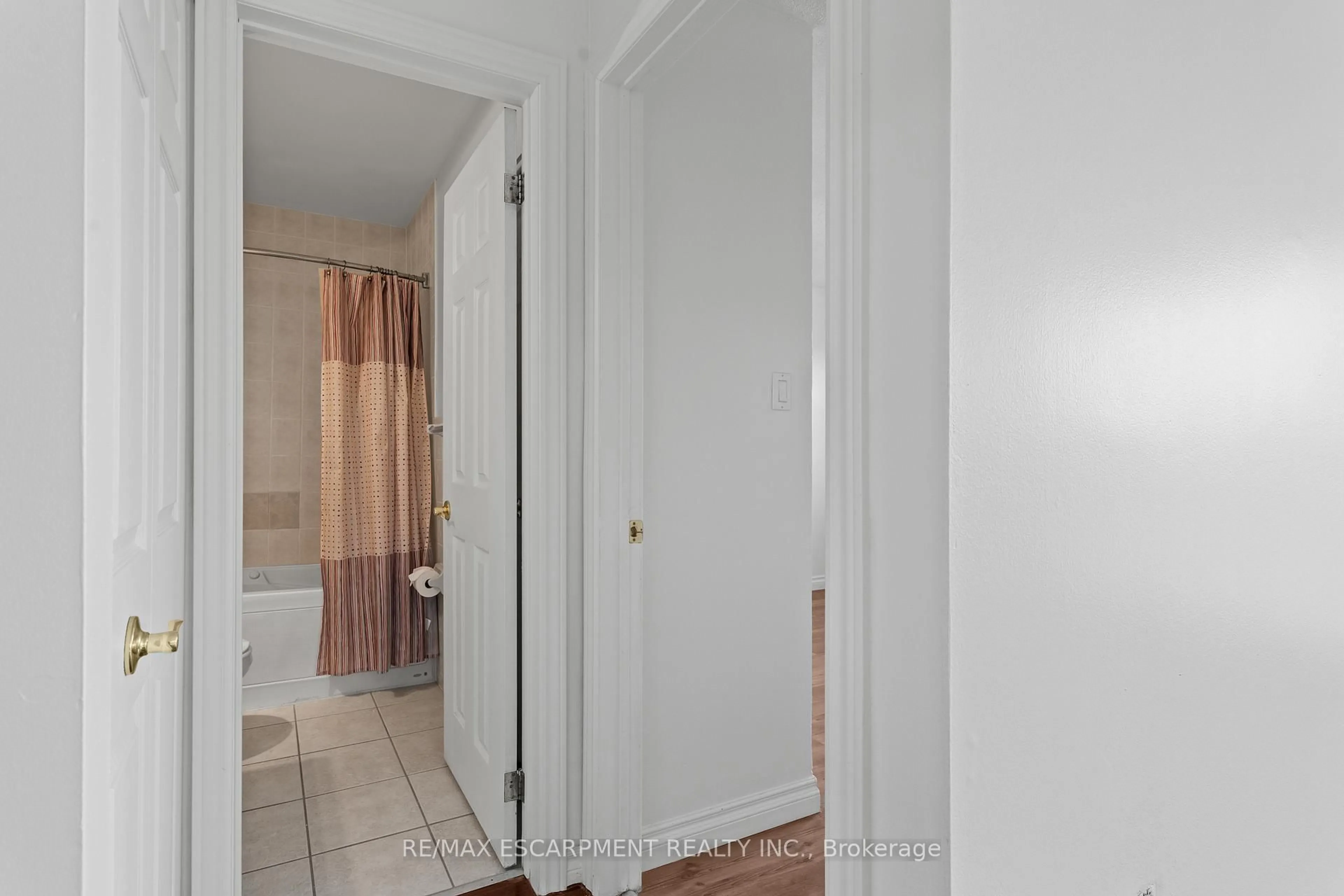 Standard bathroom, floor is not visible for 851 Queenston Rd #505, Hamilton Ontario L8G 1B4