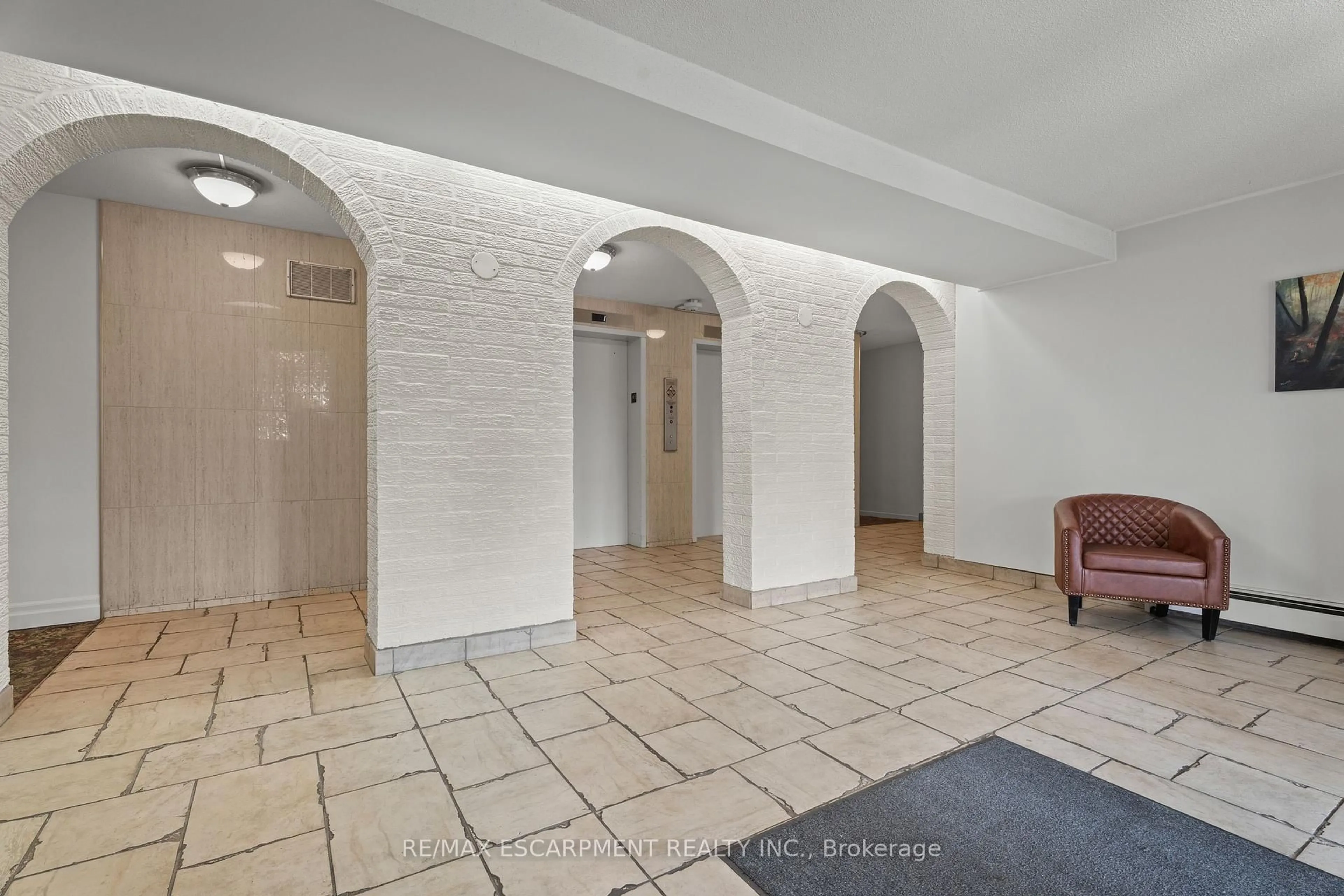 Indoor foyer for 851 Queenston Rd #505, Hamilton Ontario L8G 1B4
