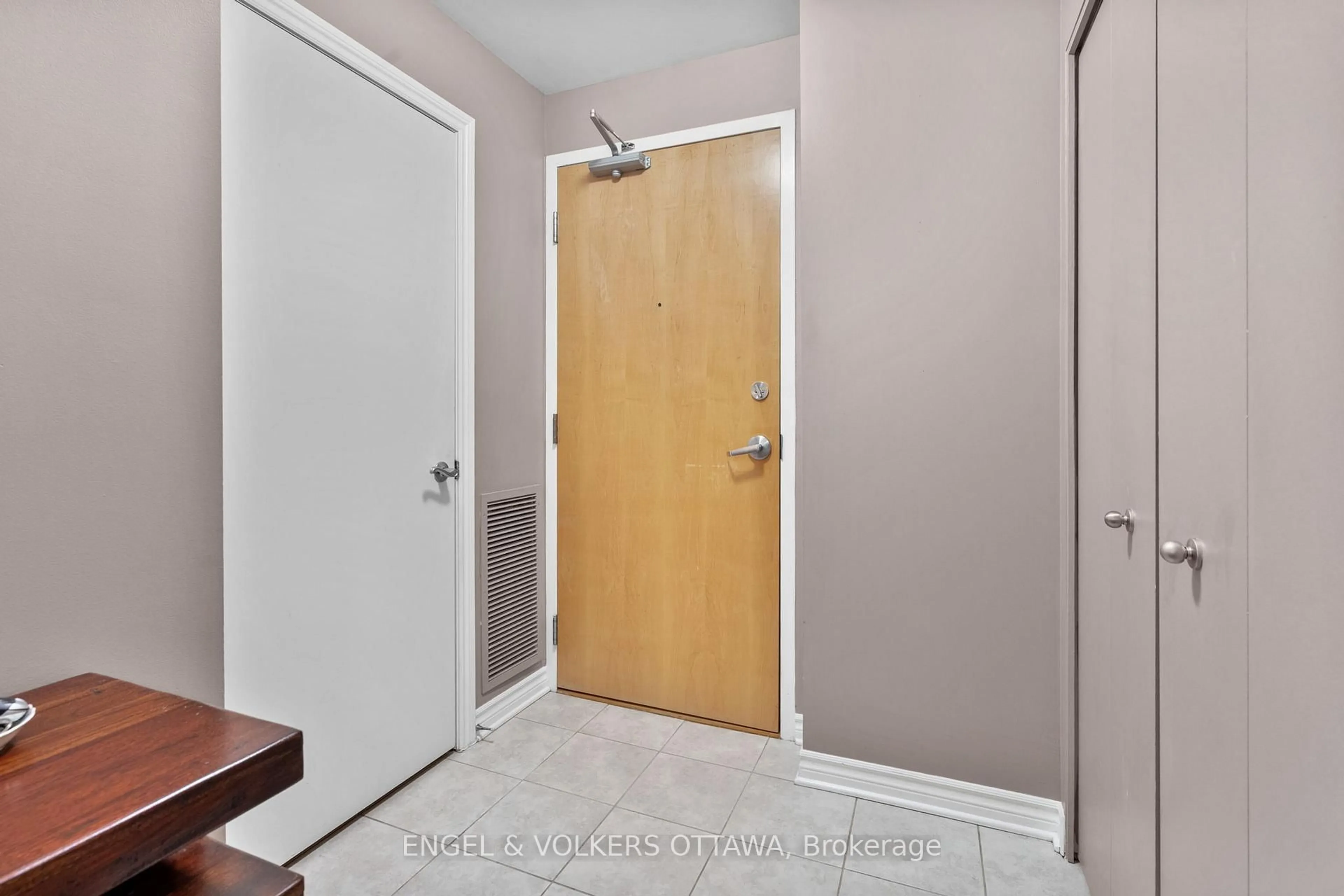 Indoor entryway for 205 Bolton St #105, Ottawa Ontario K1N 1K7