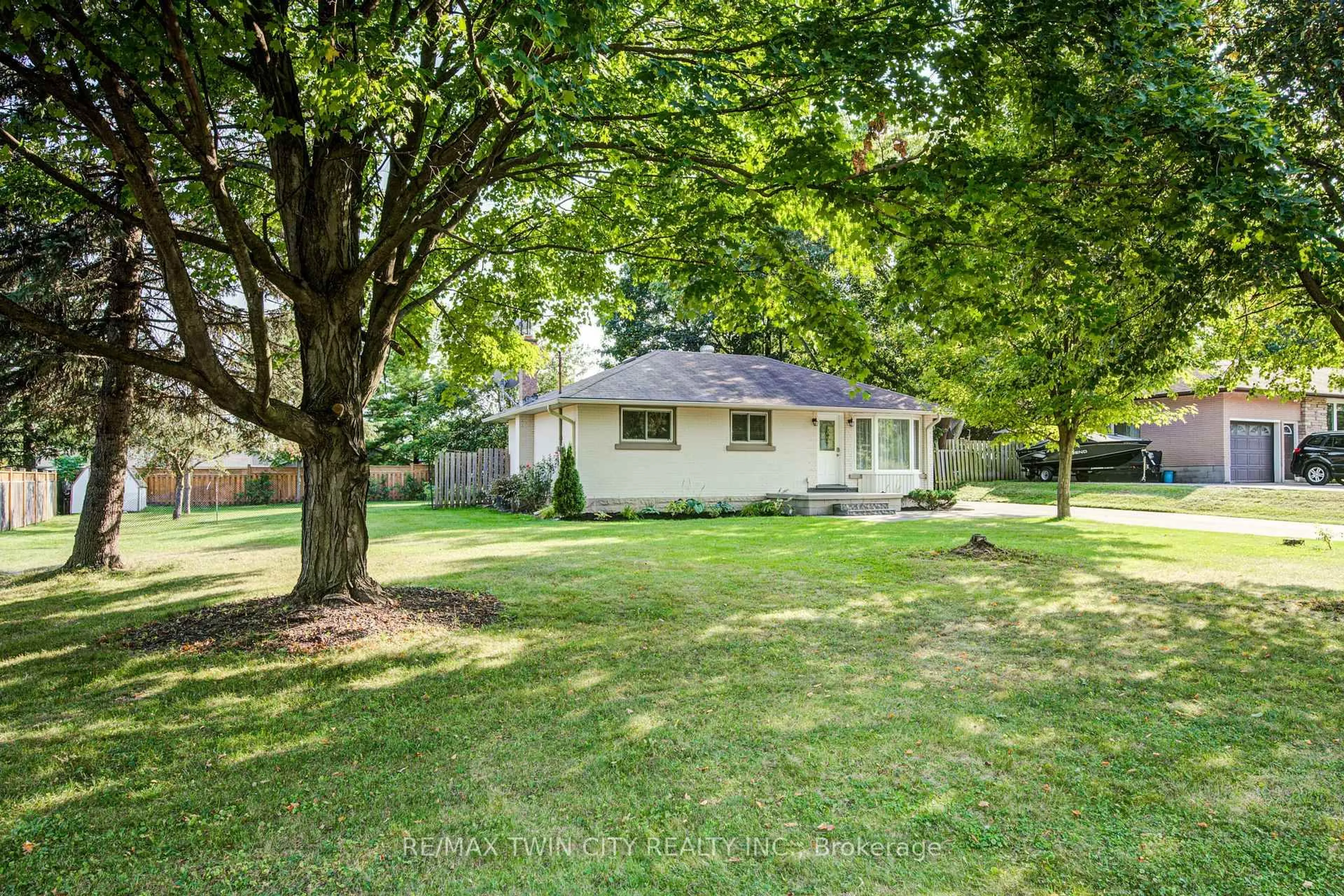 A pic from outside/outdoor area/front of a property/back of a property/a pic from drone, street for 1319 Roseville Rd, Cambridge Ontario N1R 5S3