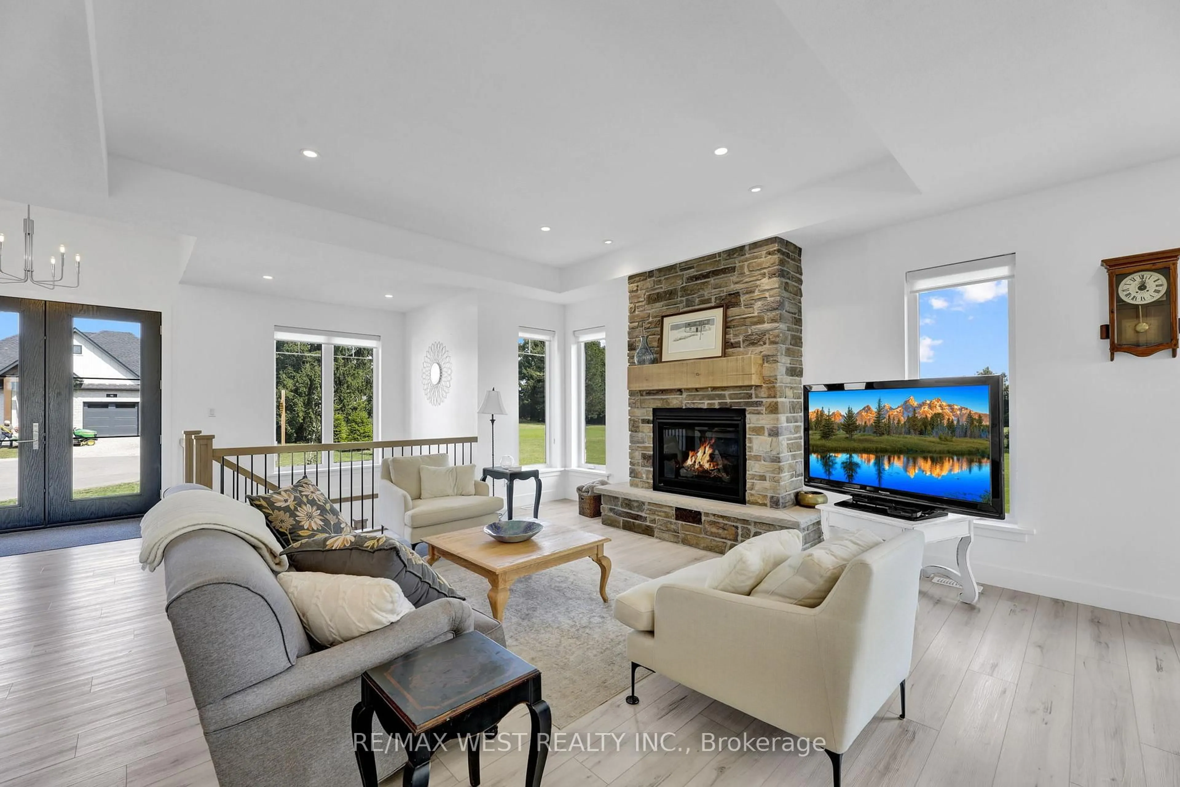 Living room with furniture, ceramic/tile floor for 15 CORNWELL Cres, Norwich Ontario N0J 1P0