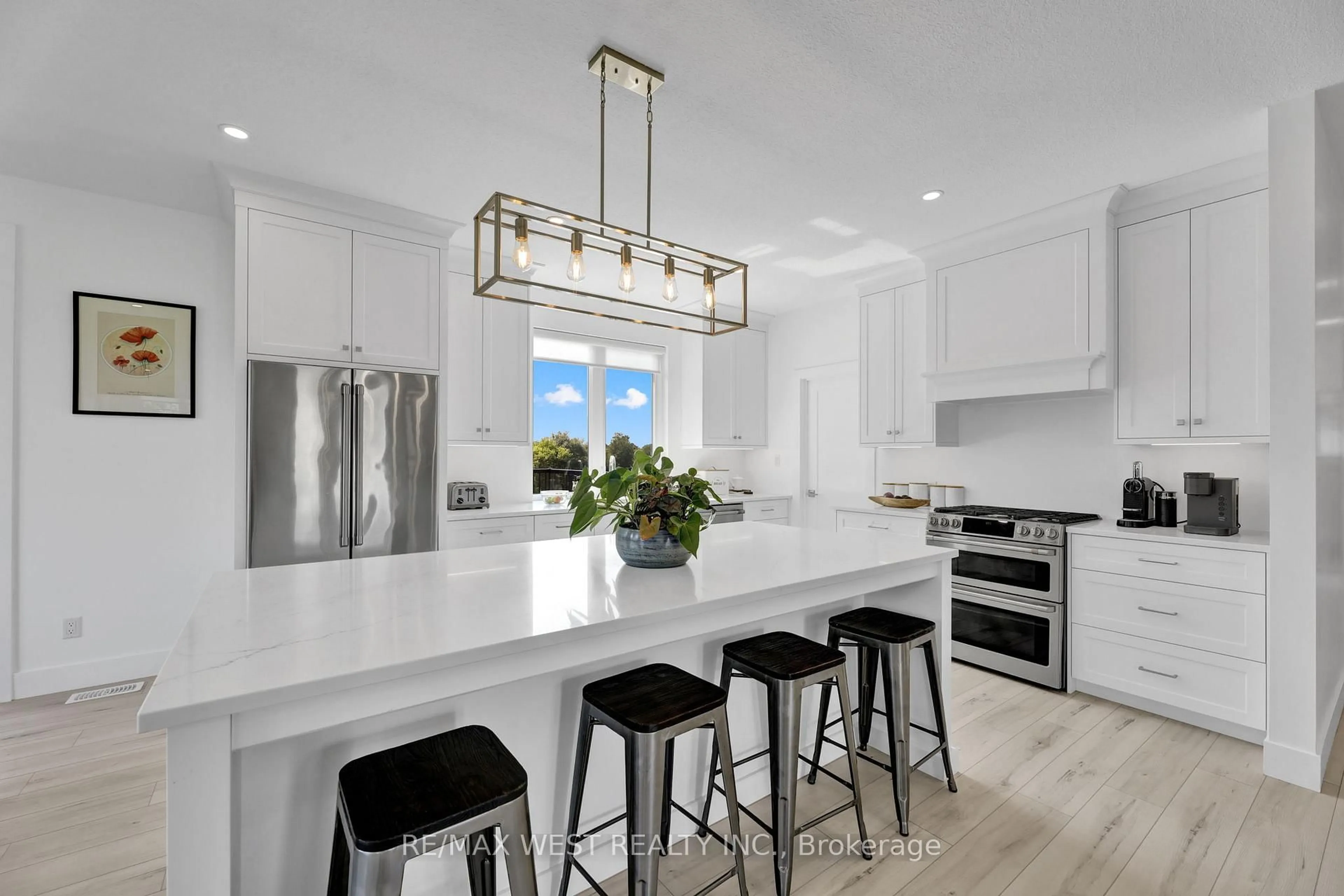 Contemporary kitchen, ceramic/tile floor for 15 CORNWELL Cres, Norwich Ontario N0J 1P0