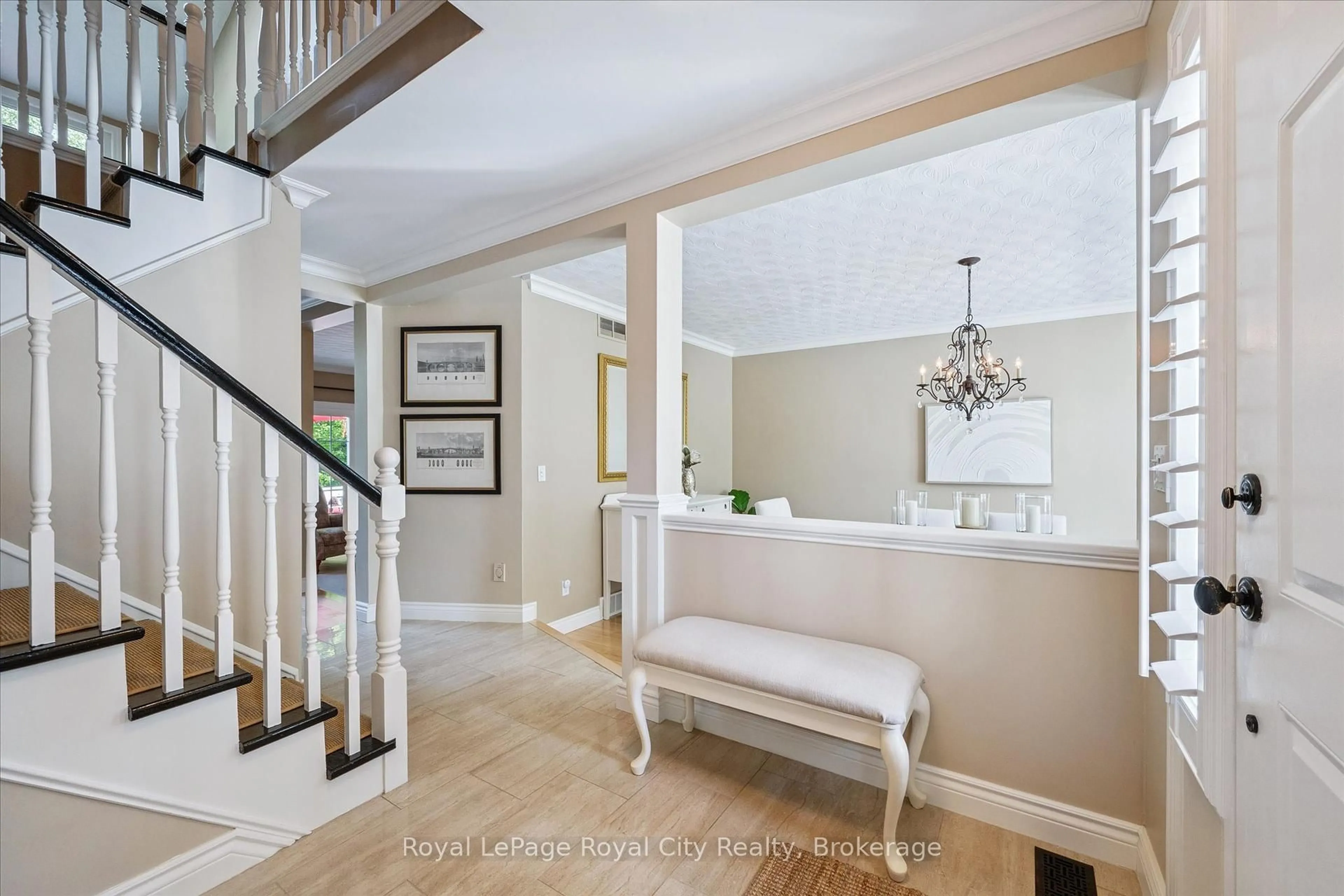 Indoor entryway for 15 Sugarbush Pl, Guelph Ontario N1H 7Z1