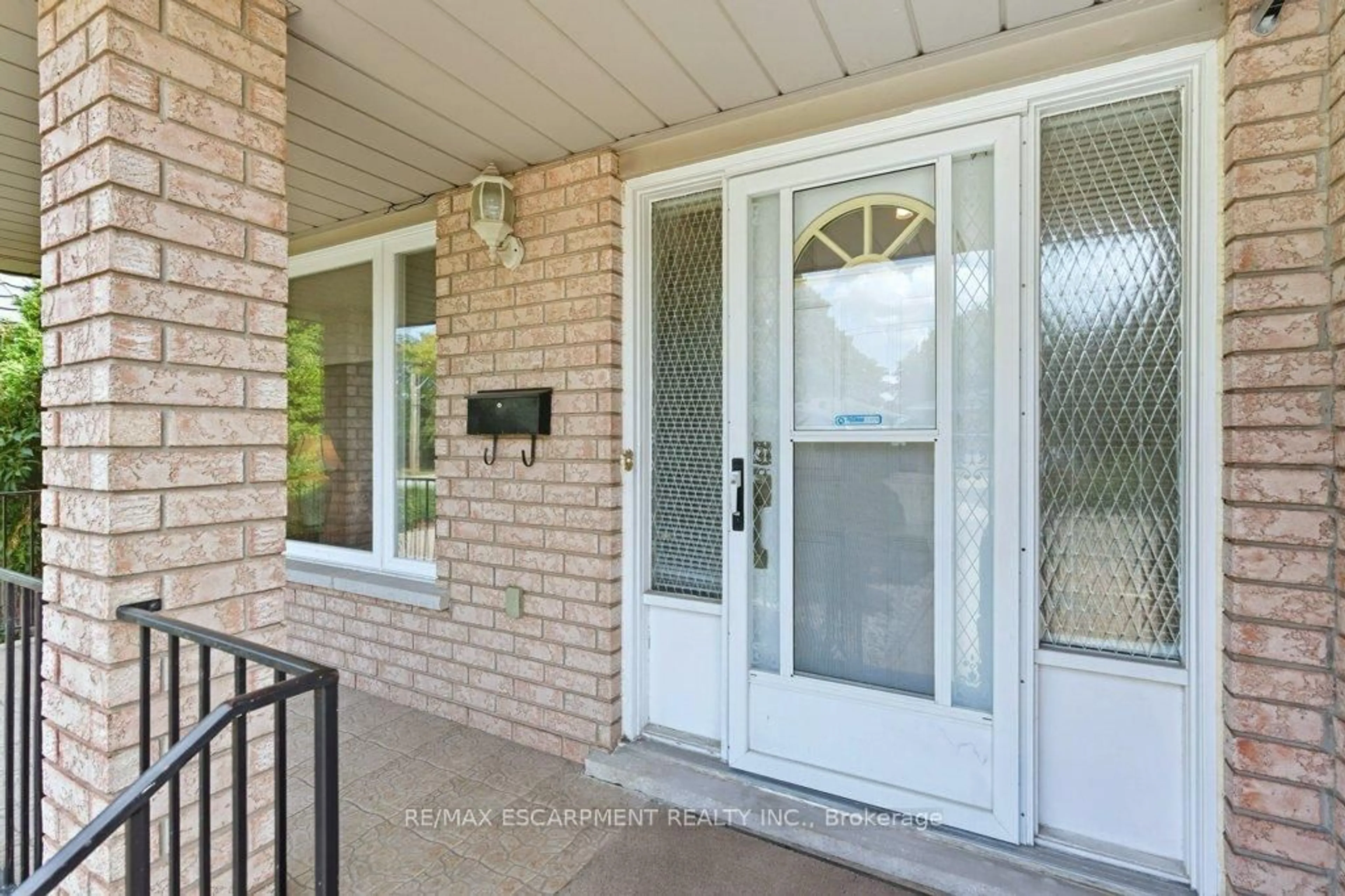 Indoor entryway for 116 Nugent Dr, Hamilton Ontario L8H 2M8