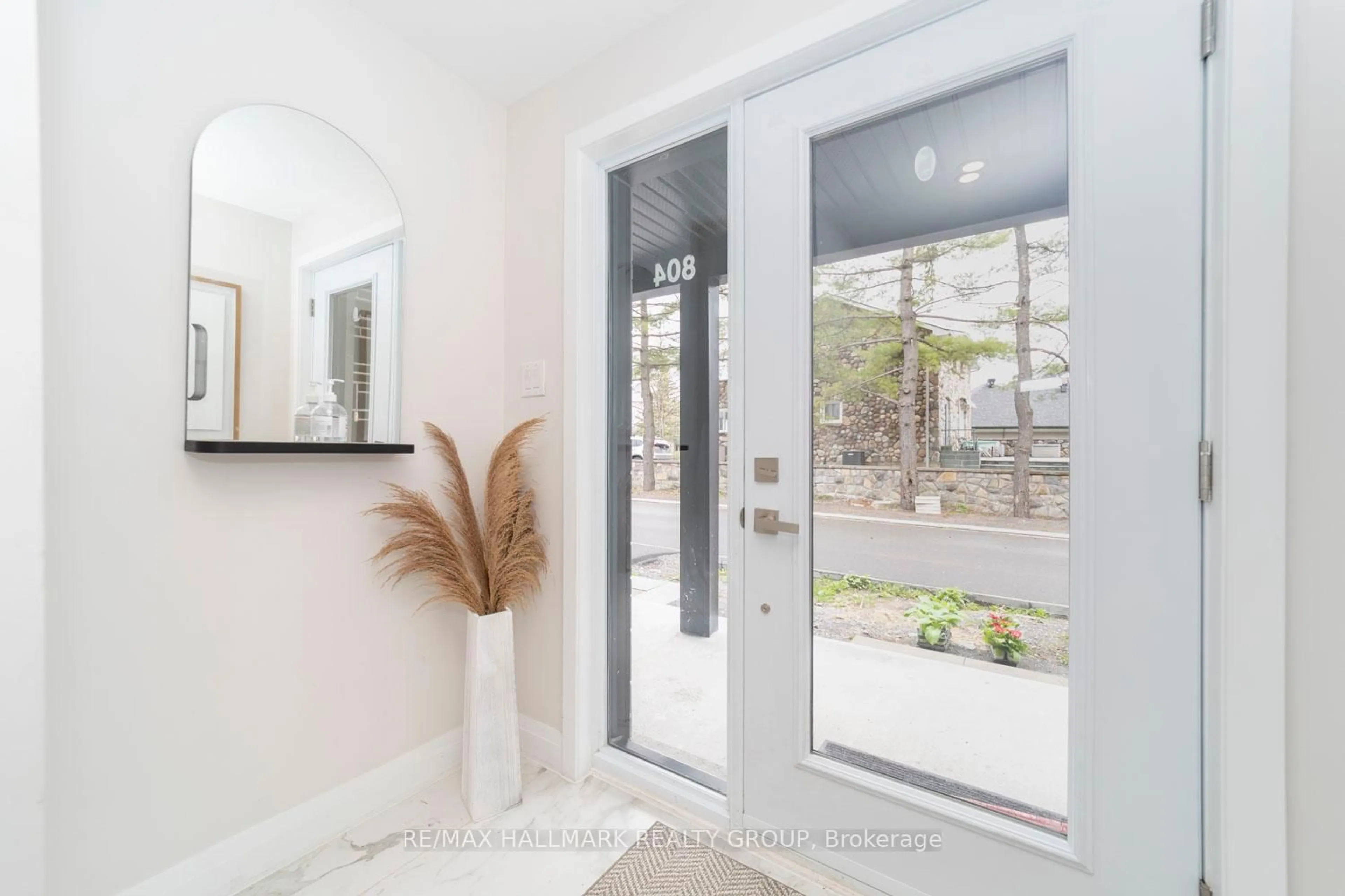 Indoor entryway for 812 Star Private, Ottawa Ontario K2L 1W2