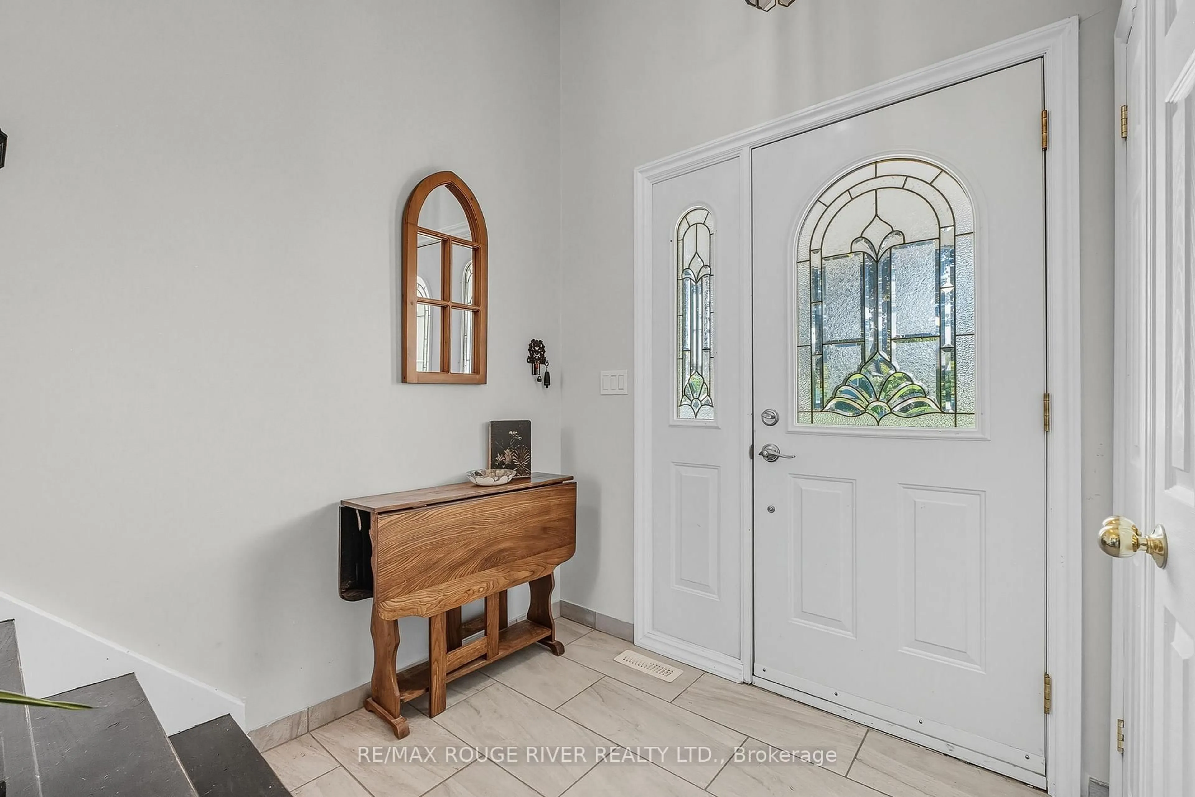 Indoor entryway for 326 Lakeshore Dr, Cobourg Ontario K9A 1R7