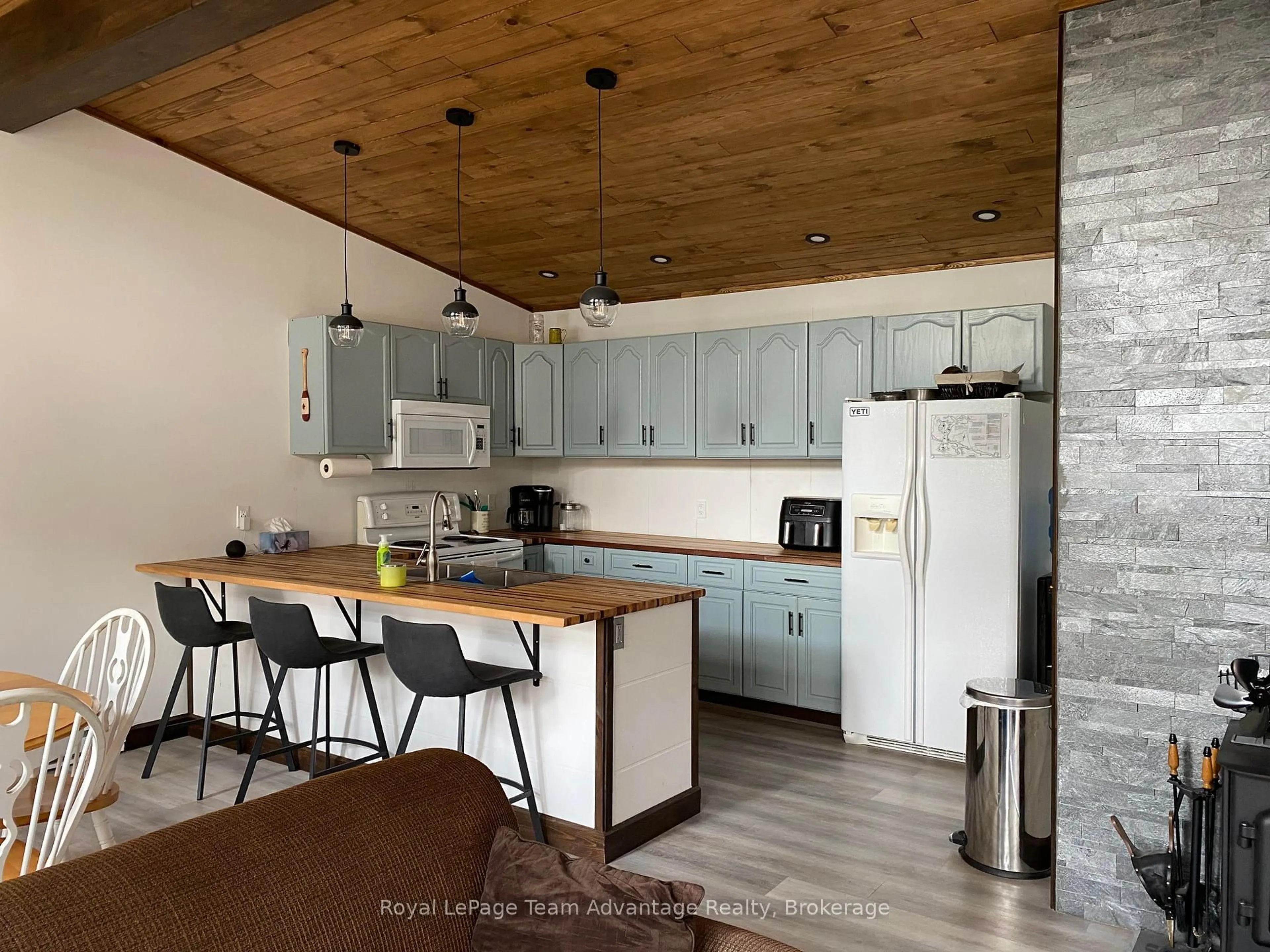 Open concept kitchen, unknown for 6-236 Island, Seguin Ontario P2A 2W8