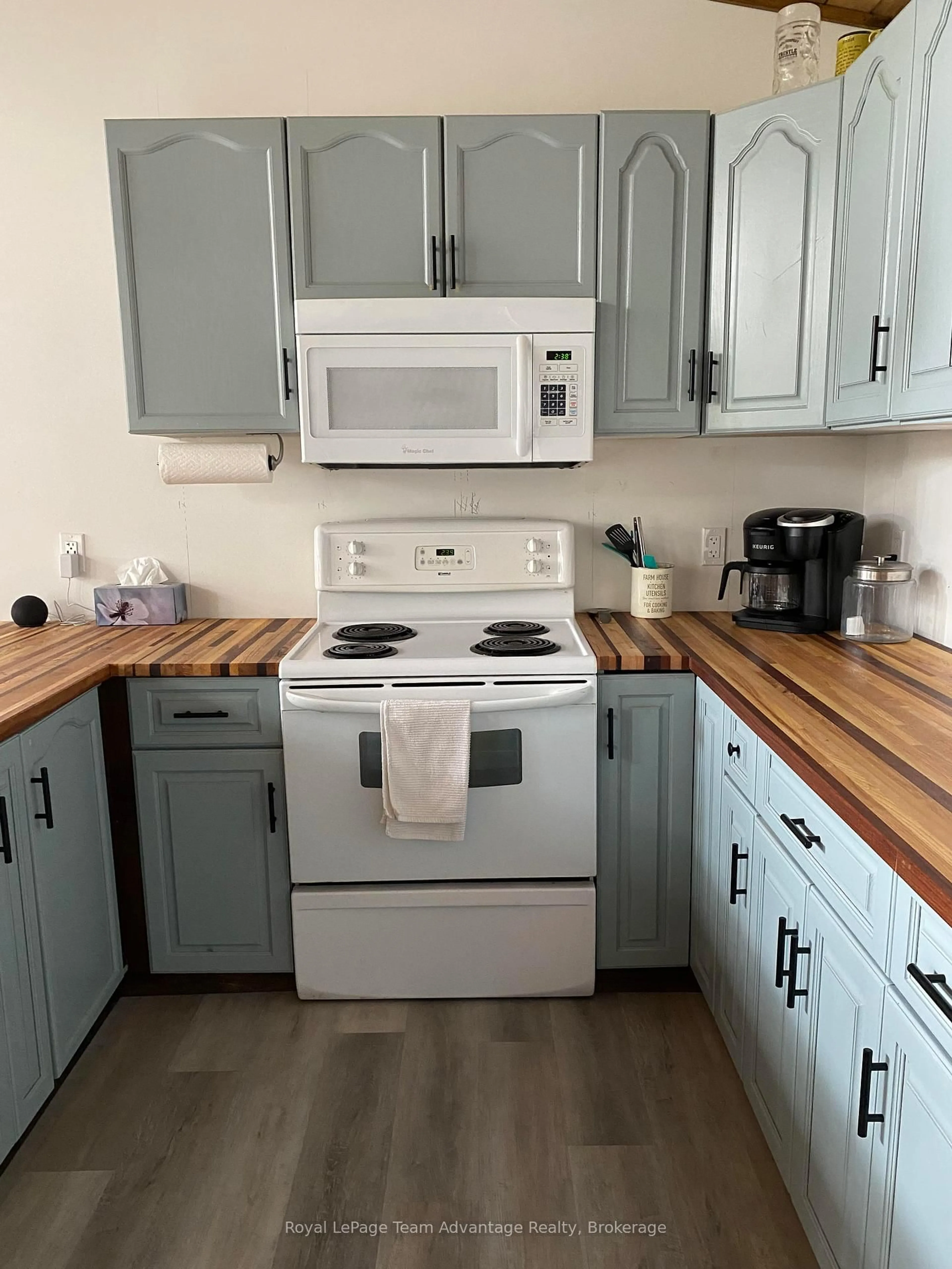 Standard kitchen, wood/laminate floor for 6-236 Island, Seguin Ontario P2A 2W8