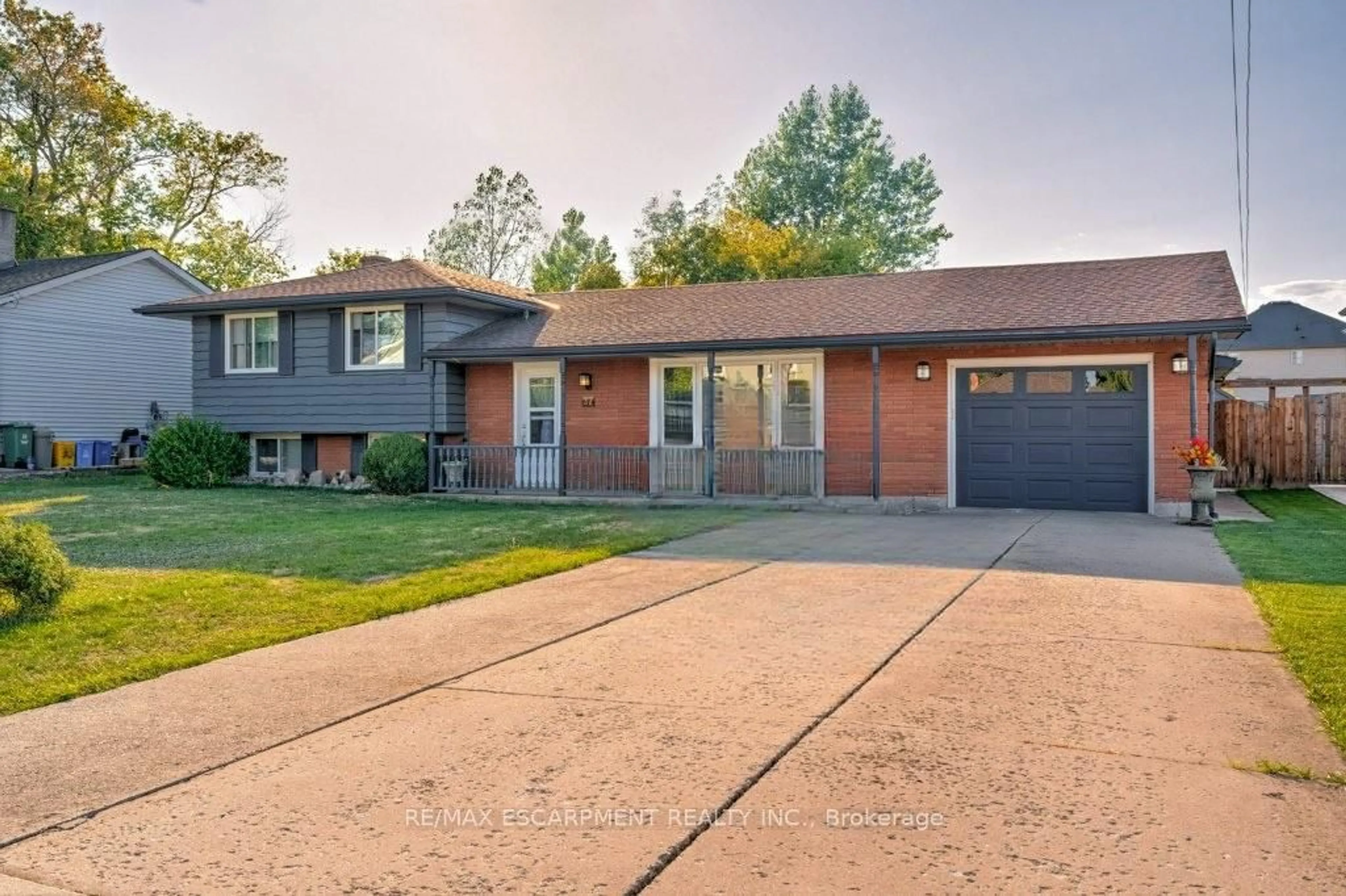 Home with brick exterior material, street for 37 WEST Ave, Hamilton Ontario L8E 5L5