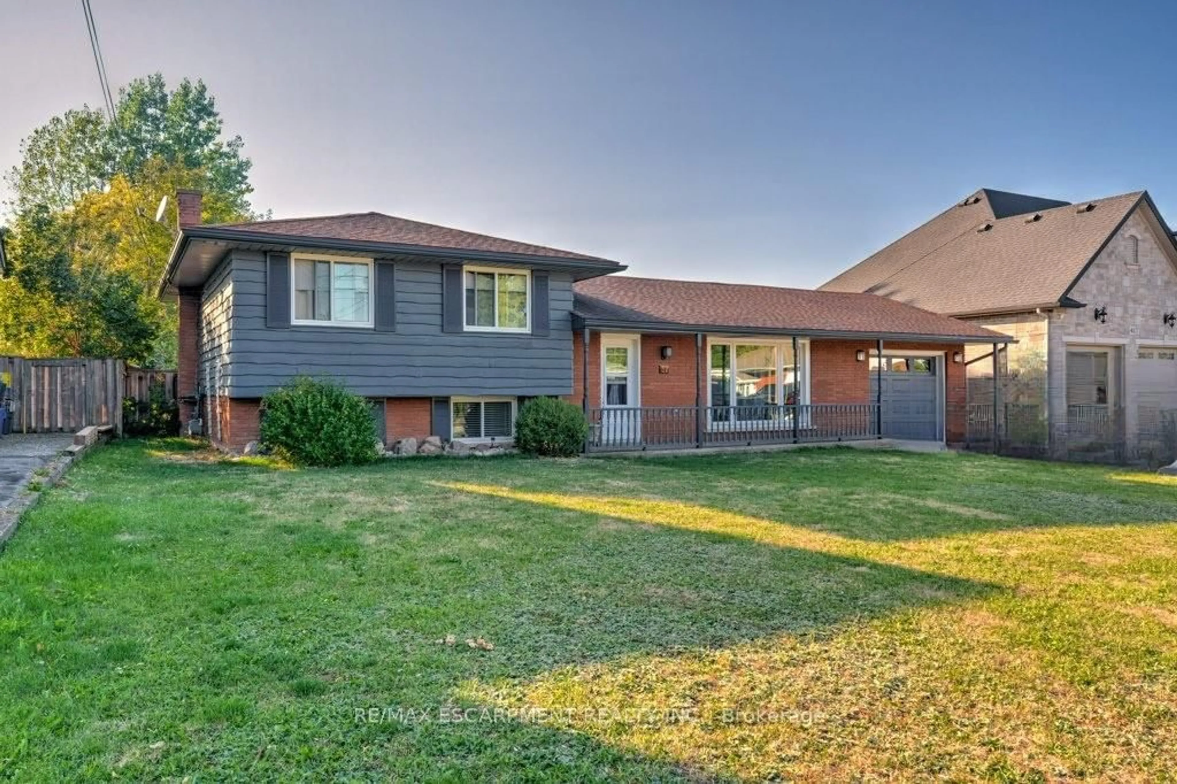 Home with brick exterior material, street for 37 WEST Ave, Hamilton Ontario L8E 5L5