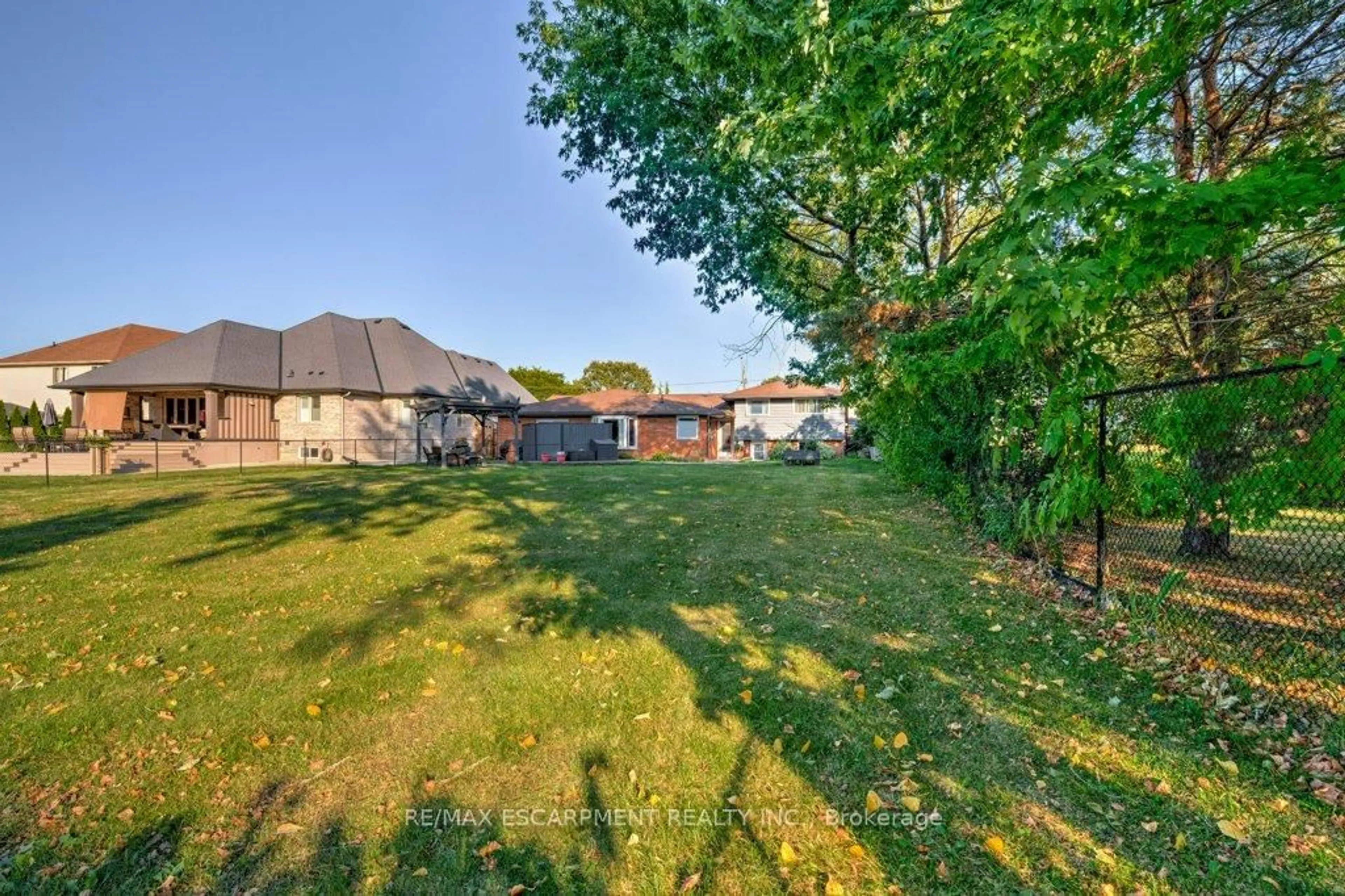 A pic from outside/outdoor area/front of a property/back of a property/a pic from drone, unknown for 37 WEST Ave, Hamilton Ontario L8E 5L5