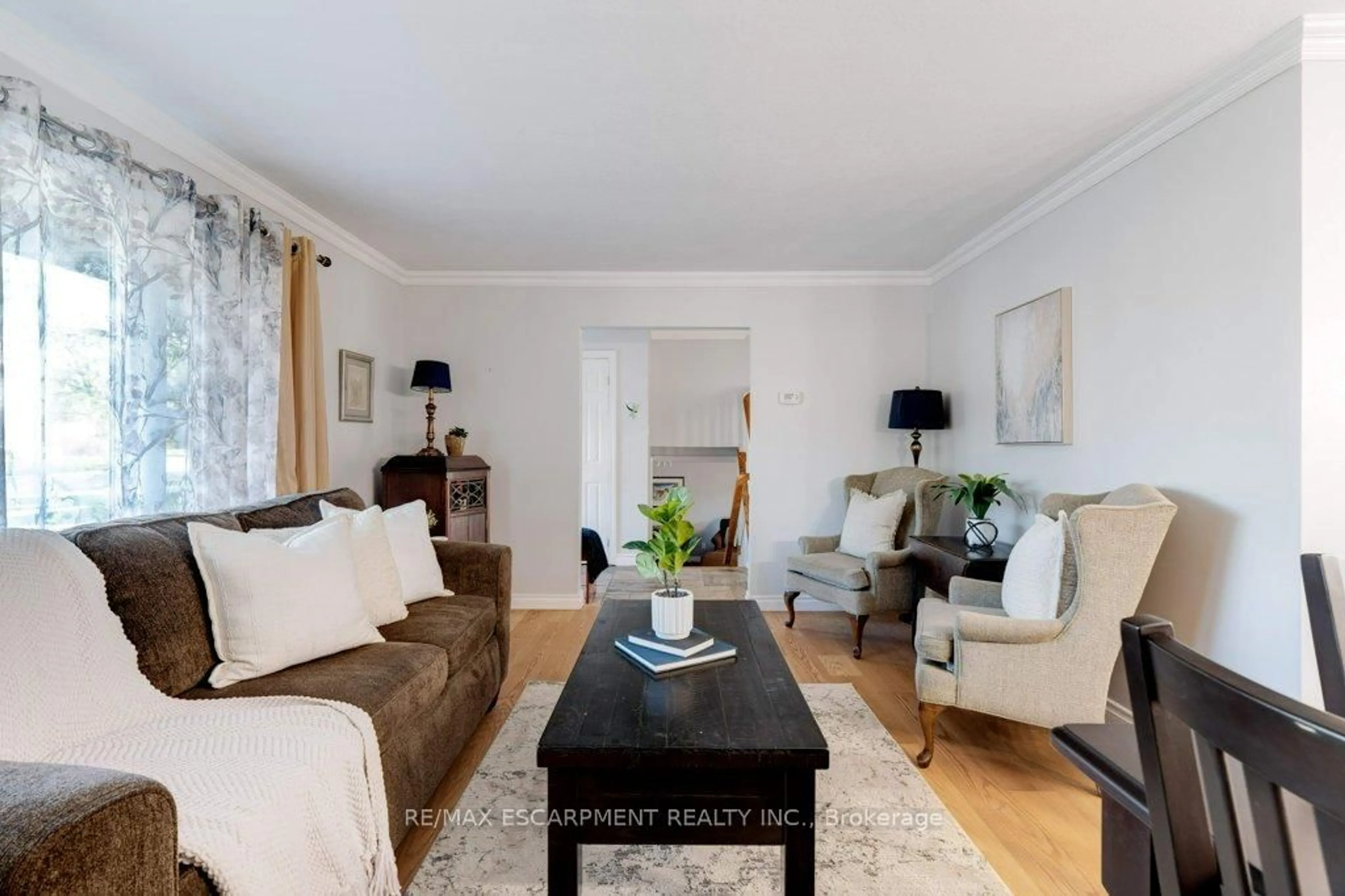 Living room with furniture, wood/laminate floor for 37 WEST Ave, Hamilton Ontario L8E 5L5