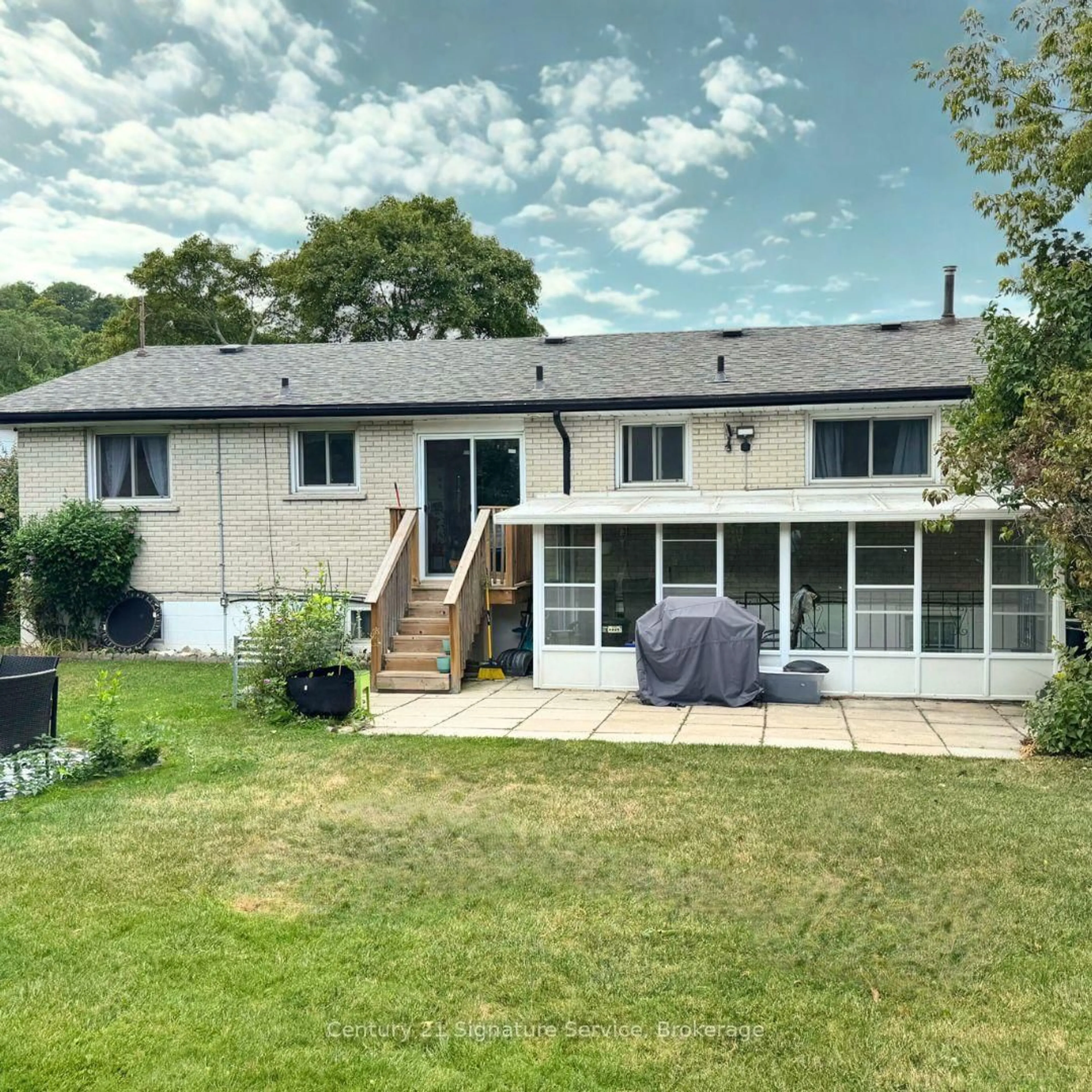 A pic from outside/outdoor area/front of a property/back of a property/a pic from drone, unknown for 15 Joy Crt, Hamilton Ontario L8K 5R7
