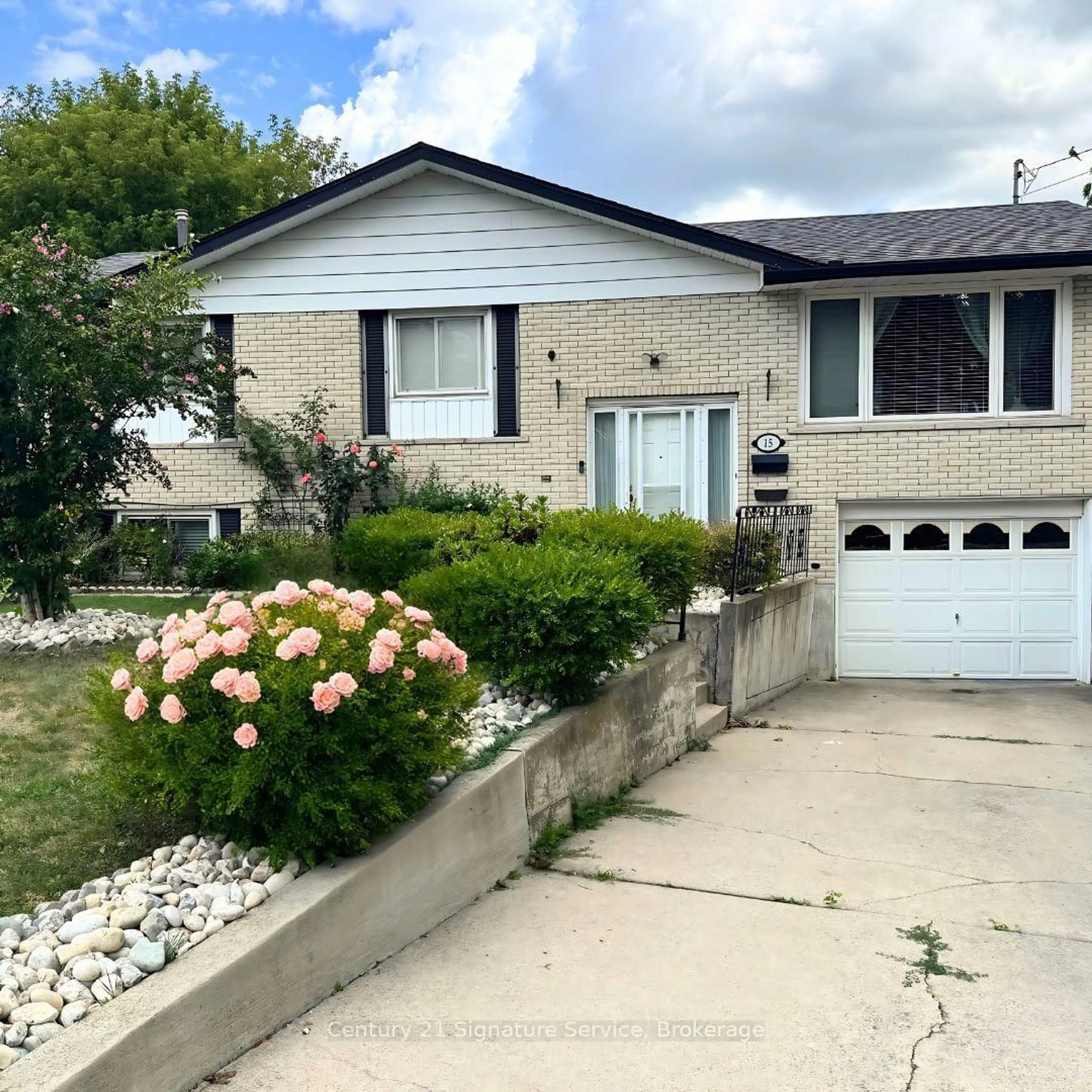 Home with vinyl exterior material, street for 15 Joy Crt, Hamilton Ontario L8K 5R7