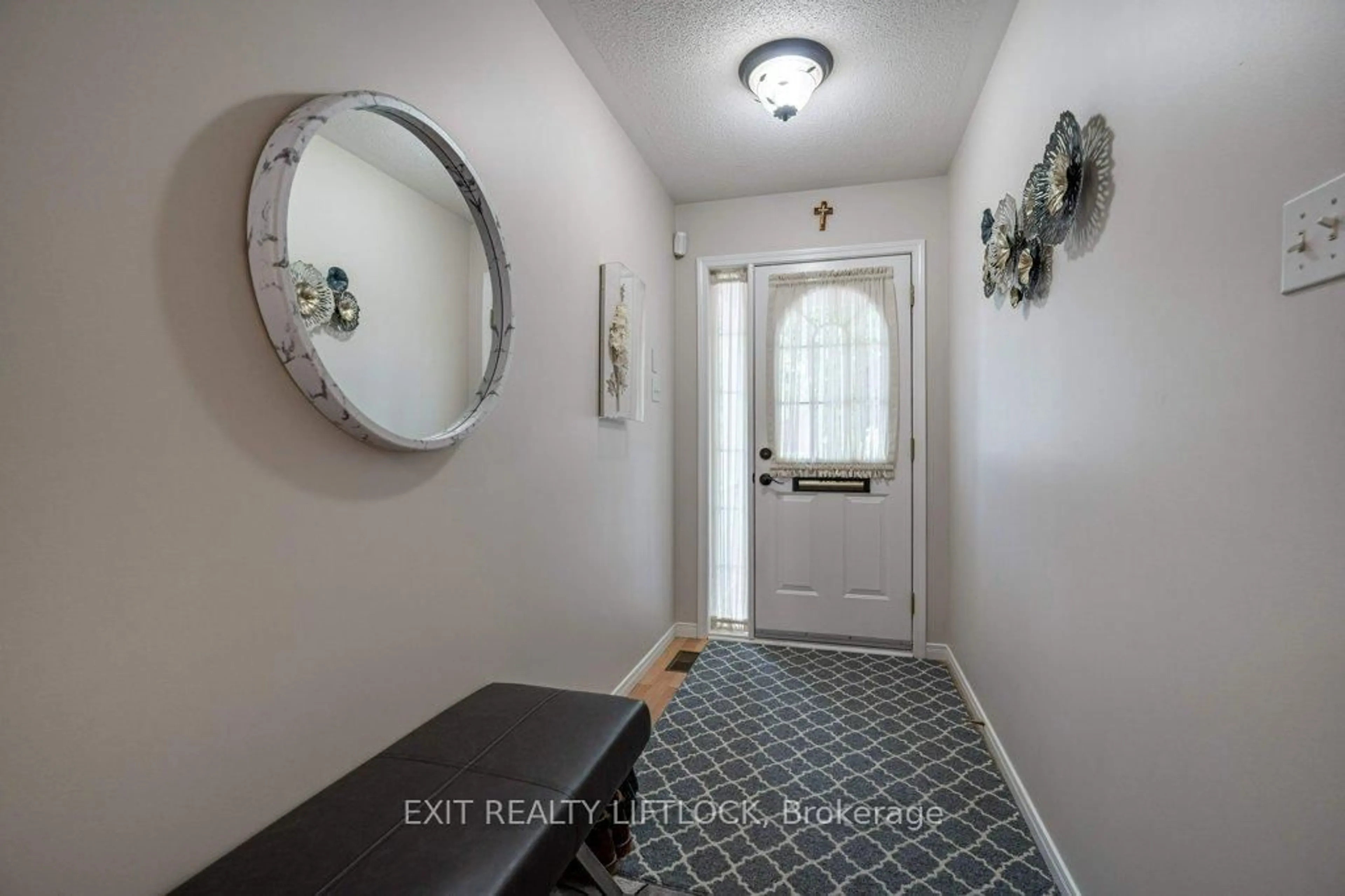 Indoor entryway for 861 Wentworth St #4, Peterborough Ontario K9J 8R7