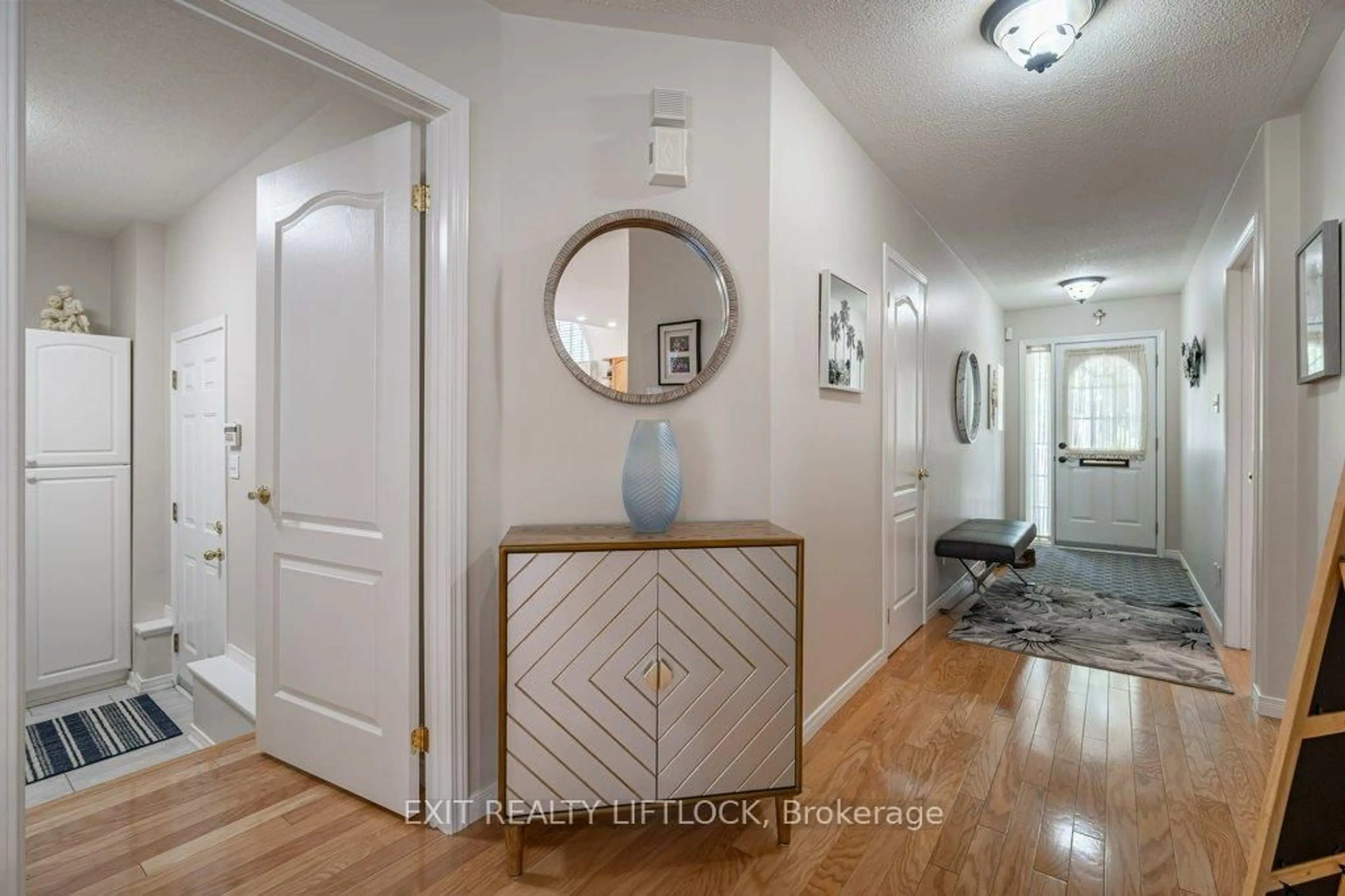 Indoor entryway for 861 Wentworth St #4, Peterborough Ontario K9J 8R7