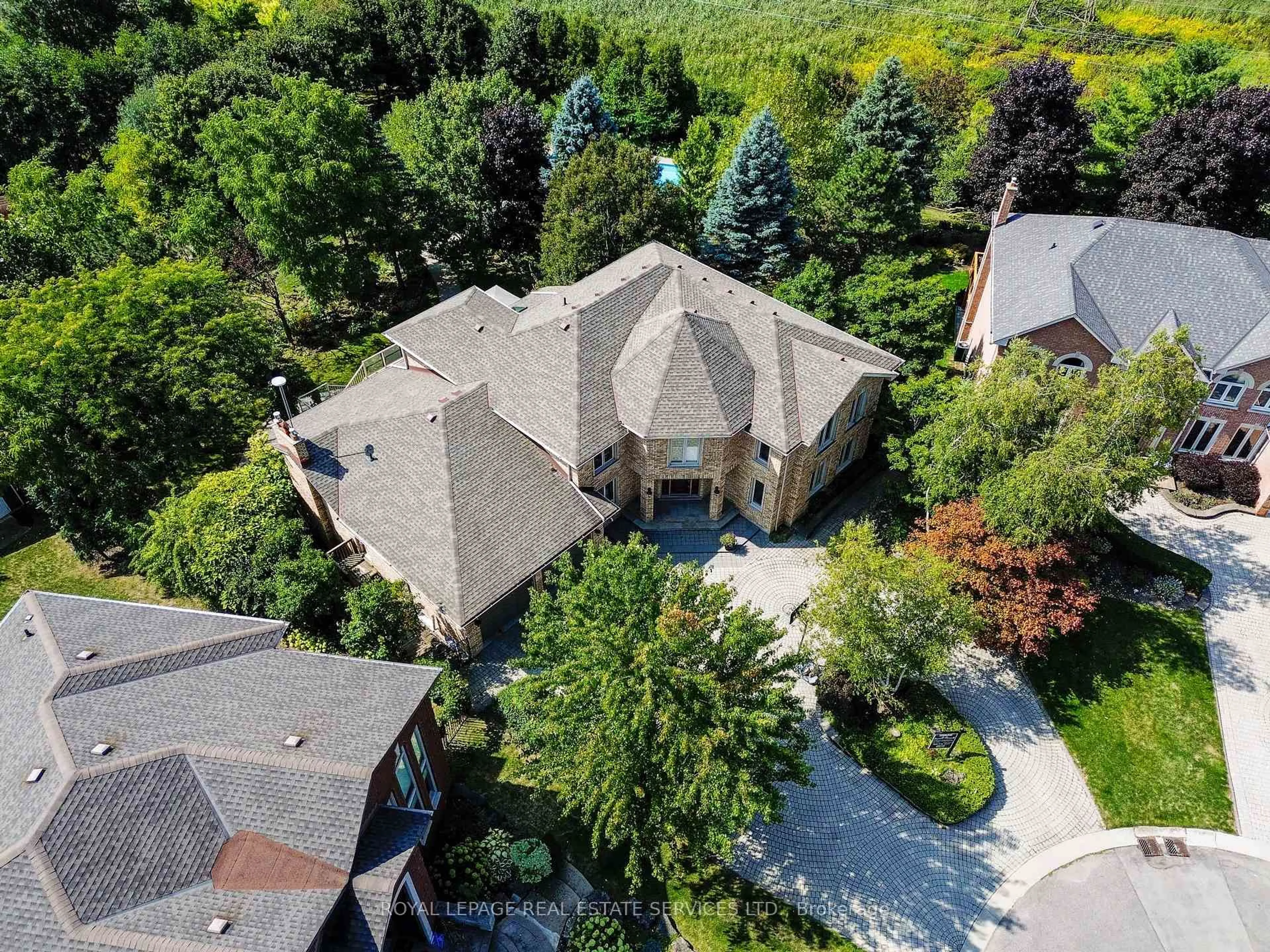 A pic from outside/outdoor area/front of a property/back of a property/a pic from drone, street for 59 Elodia Crt, Hamilton Ontario L9C 7R2