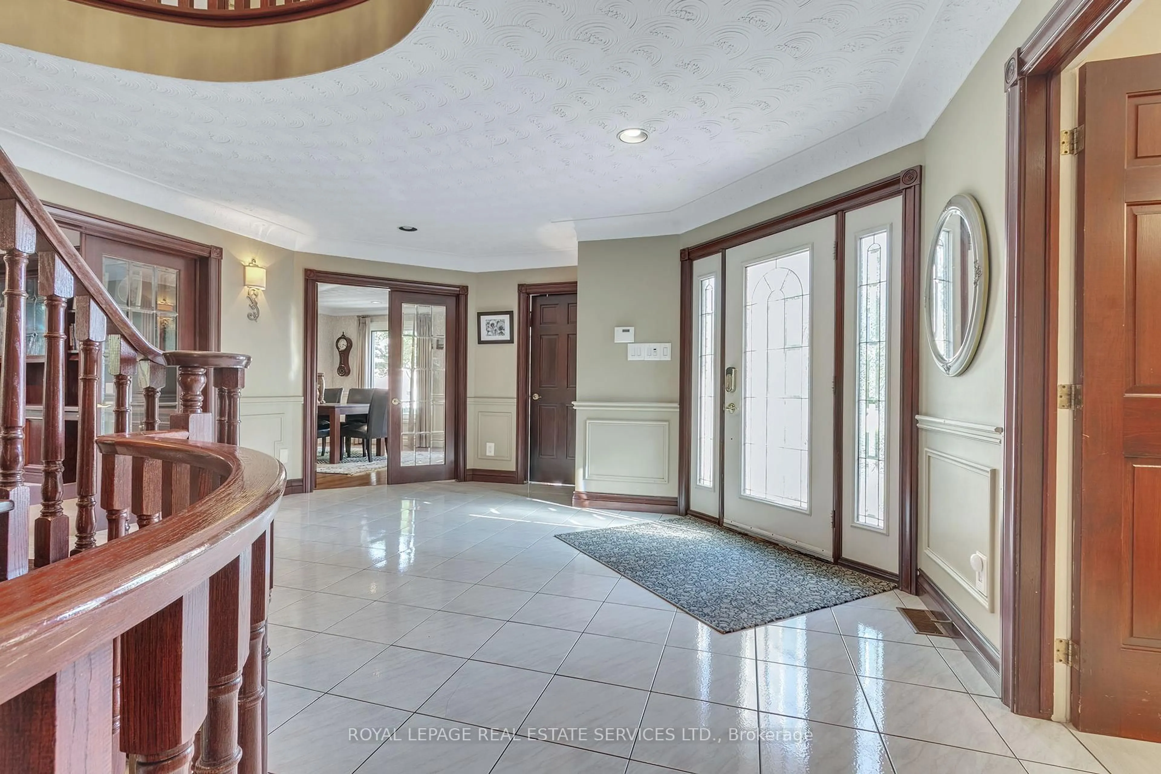 Indoor foyer for 59 Elodia Crt, Hamilton Ontario L9C 7R2