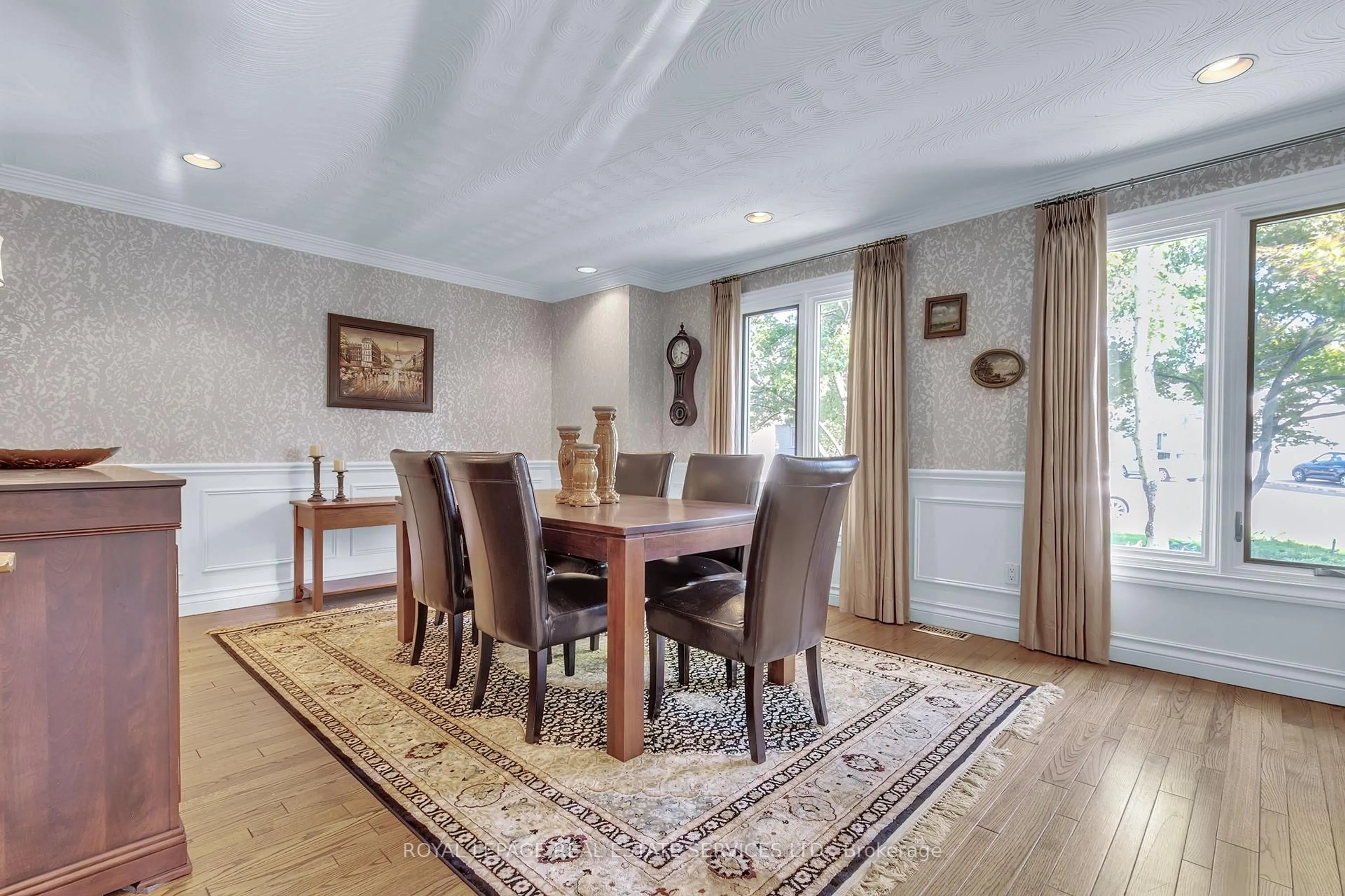 Dining room, wood/laminate floor for 59 Elodia Crt, Hamilton Ontario L9C 7R2