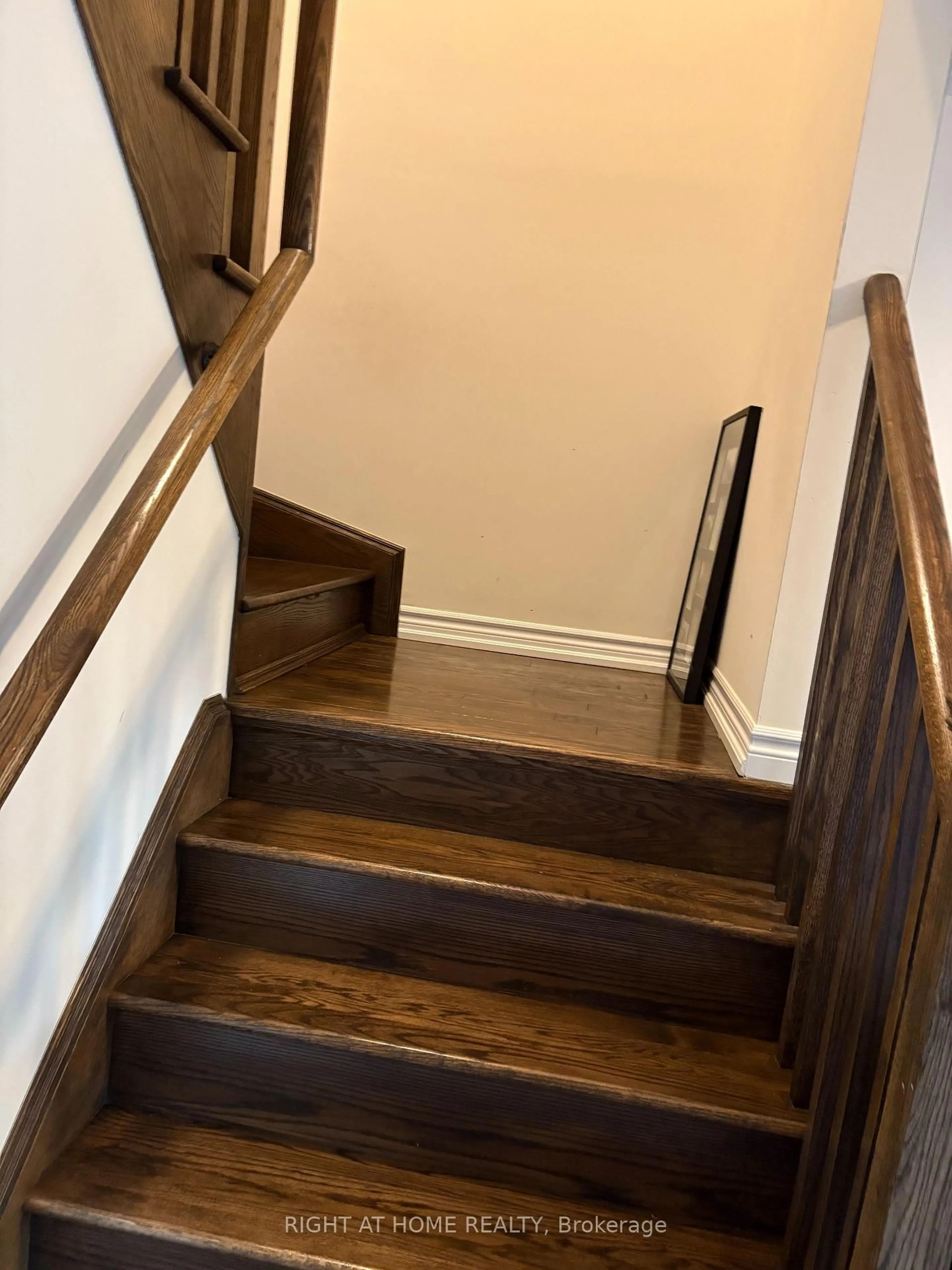 Stairs for 121 Scarletwood St, Hamilton Ontario L8J 0K8