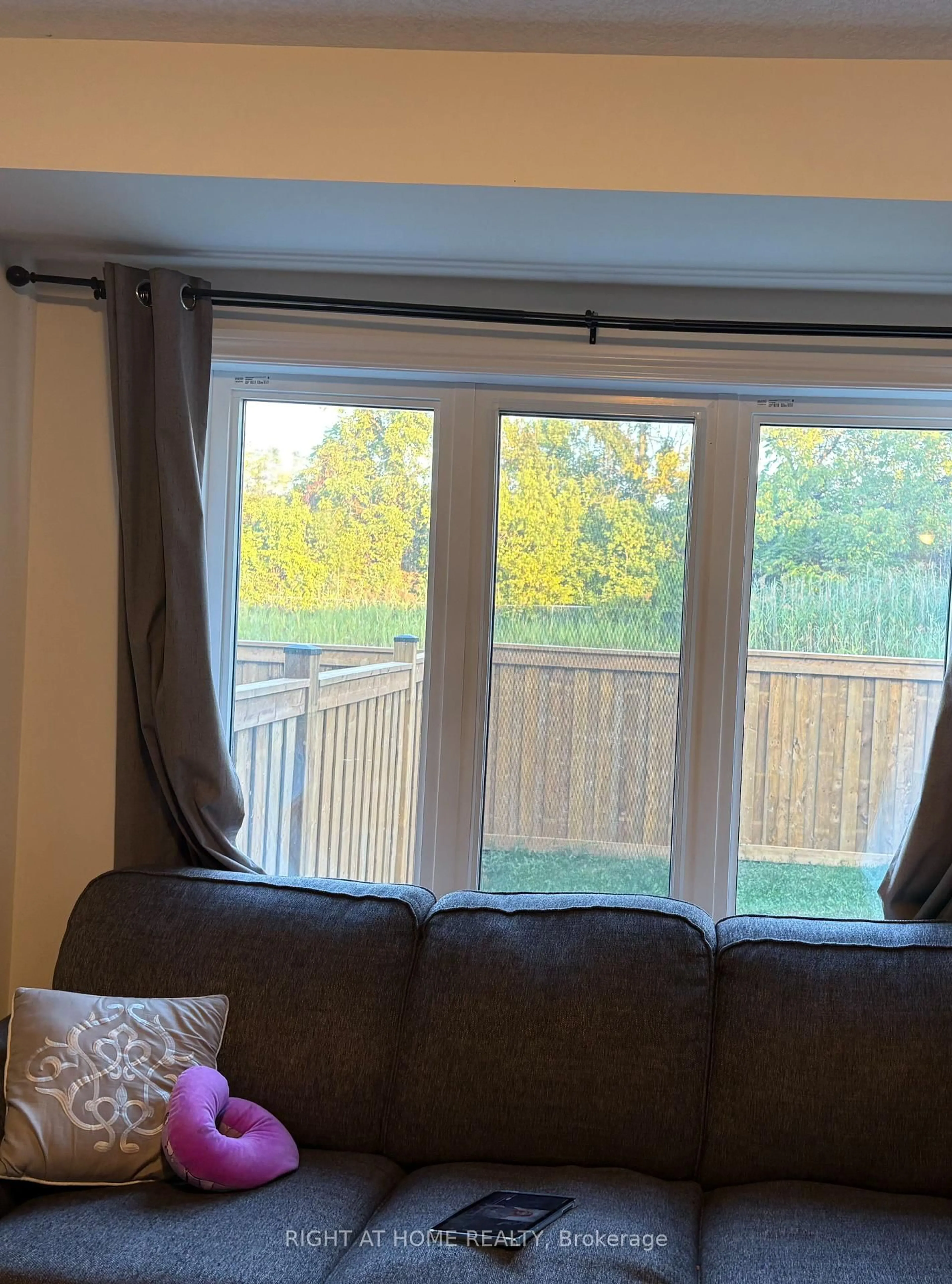 A pic of a room for 121 Scarletwood St, Hamilton Ontario L8J 0K8