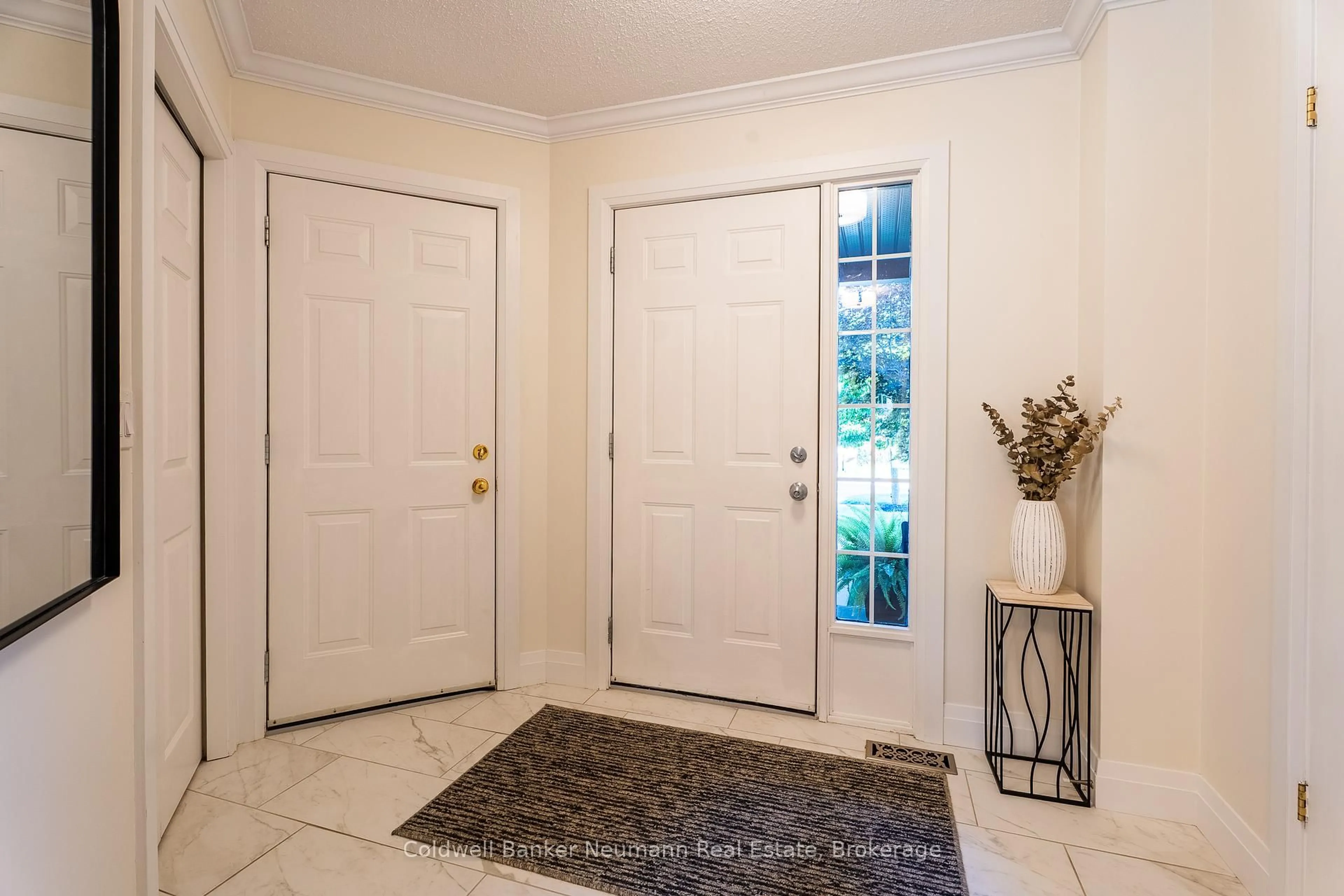 Indoor entryway for 46 Darling Cres, Guelph Ontario N1L 1P8