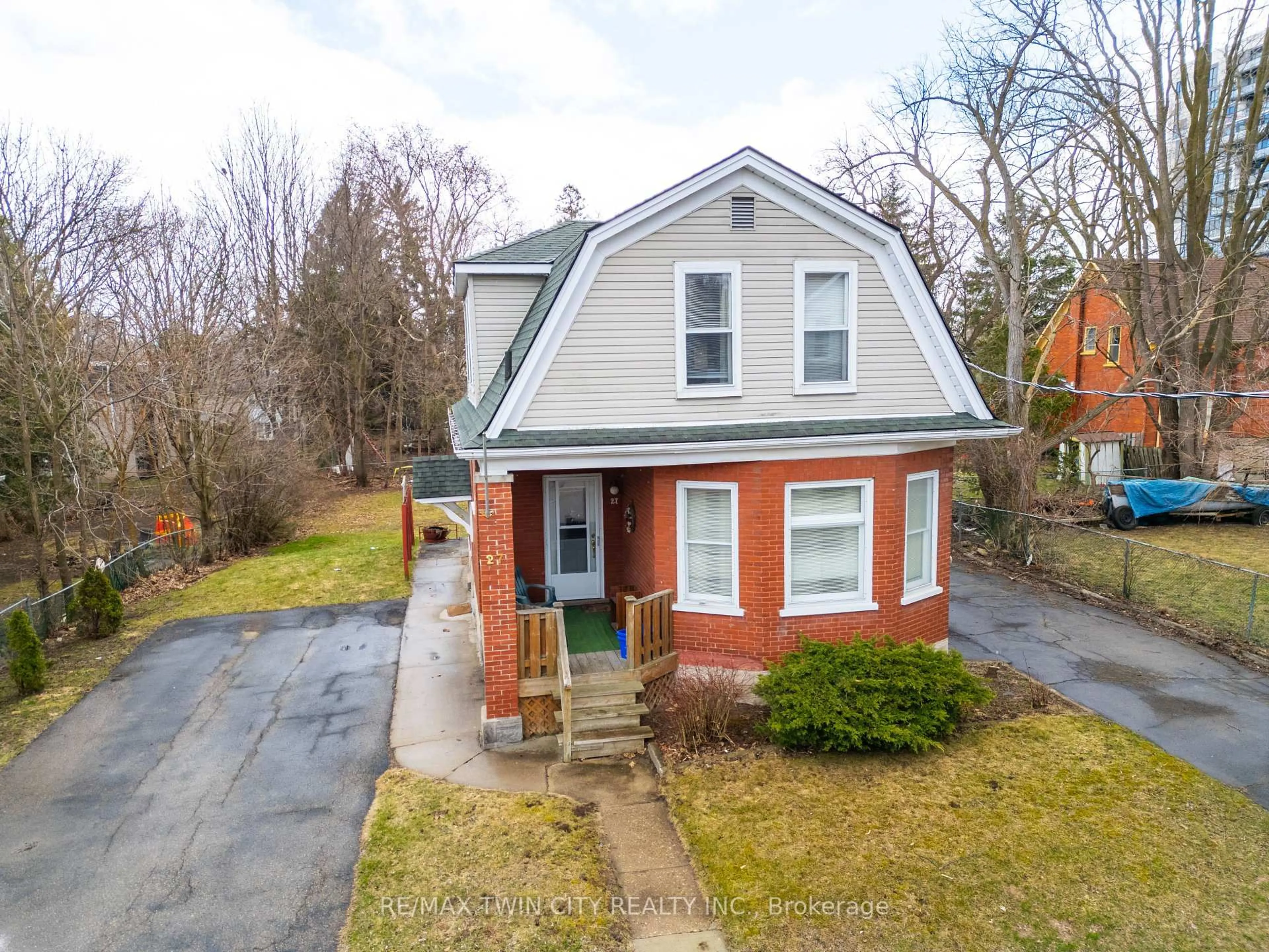 A pic from outside/outdoor area/front of a property/back of a property/a pic from drone, street for 27 Noecker St, Waterloo Ontario N2J 2R5