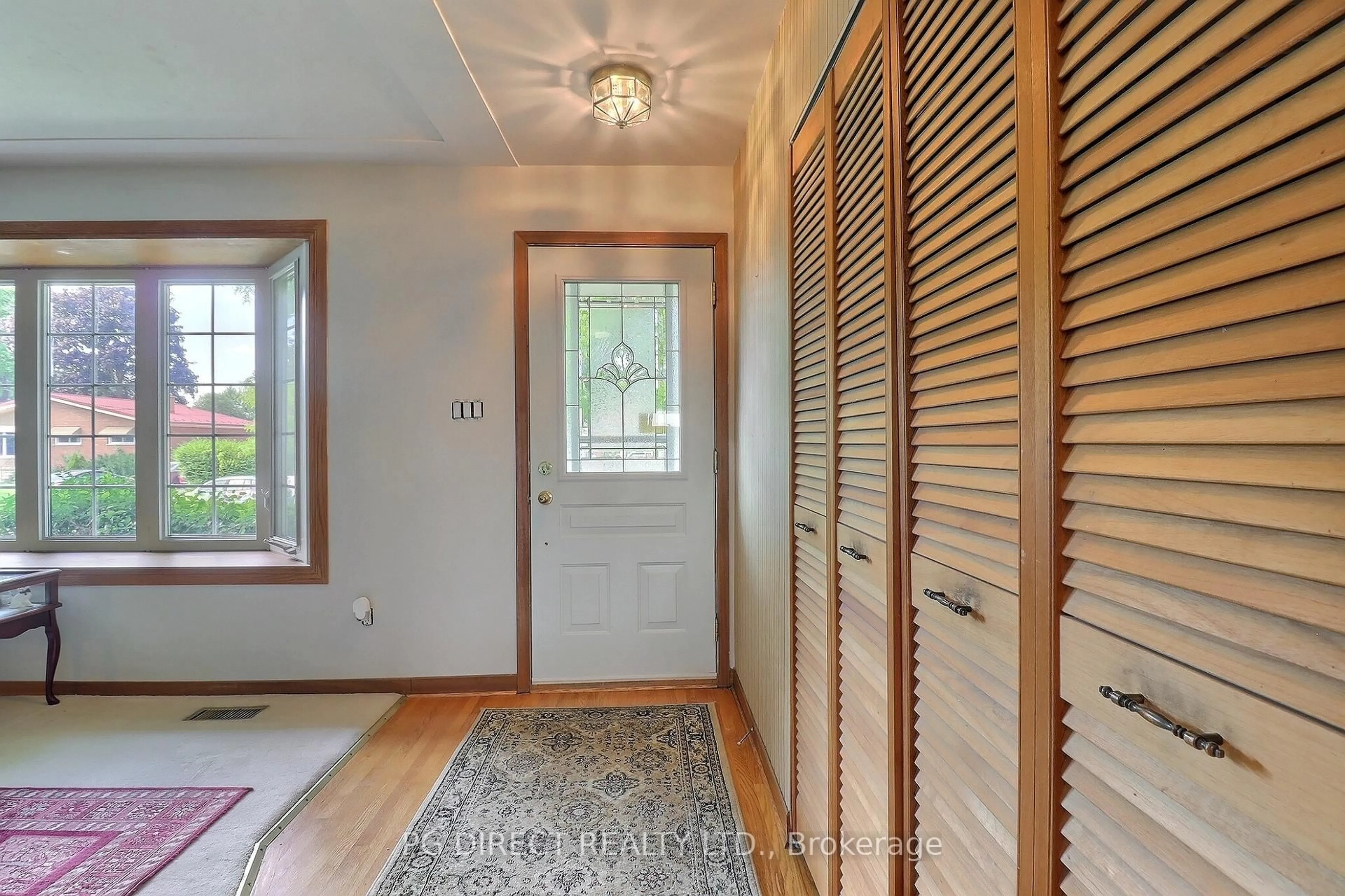 Indoor entryway for 1305 Hillcrest Ave, London East Ontario N5Y 4N6