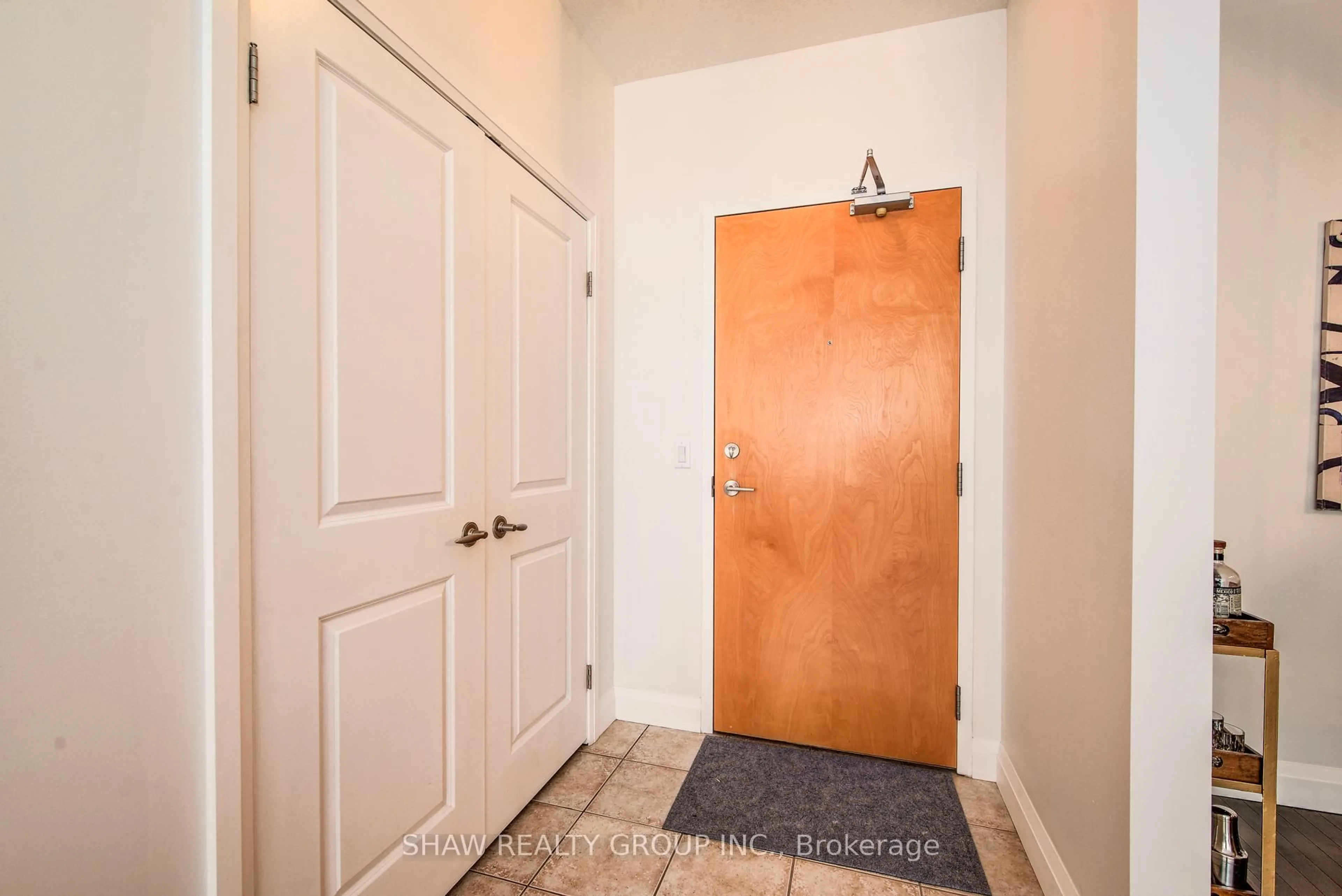 Indoor entryway for 165 Duke St #110, Kitchener Ontario N2H 6T8
