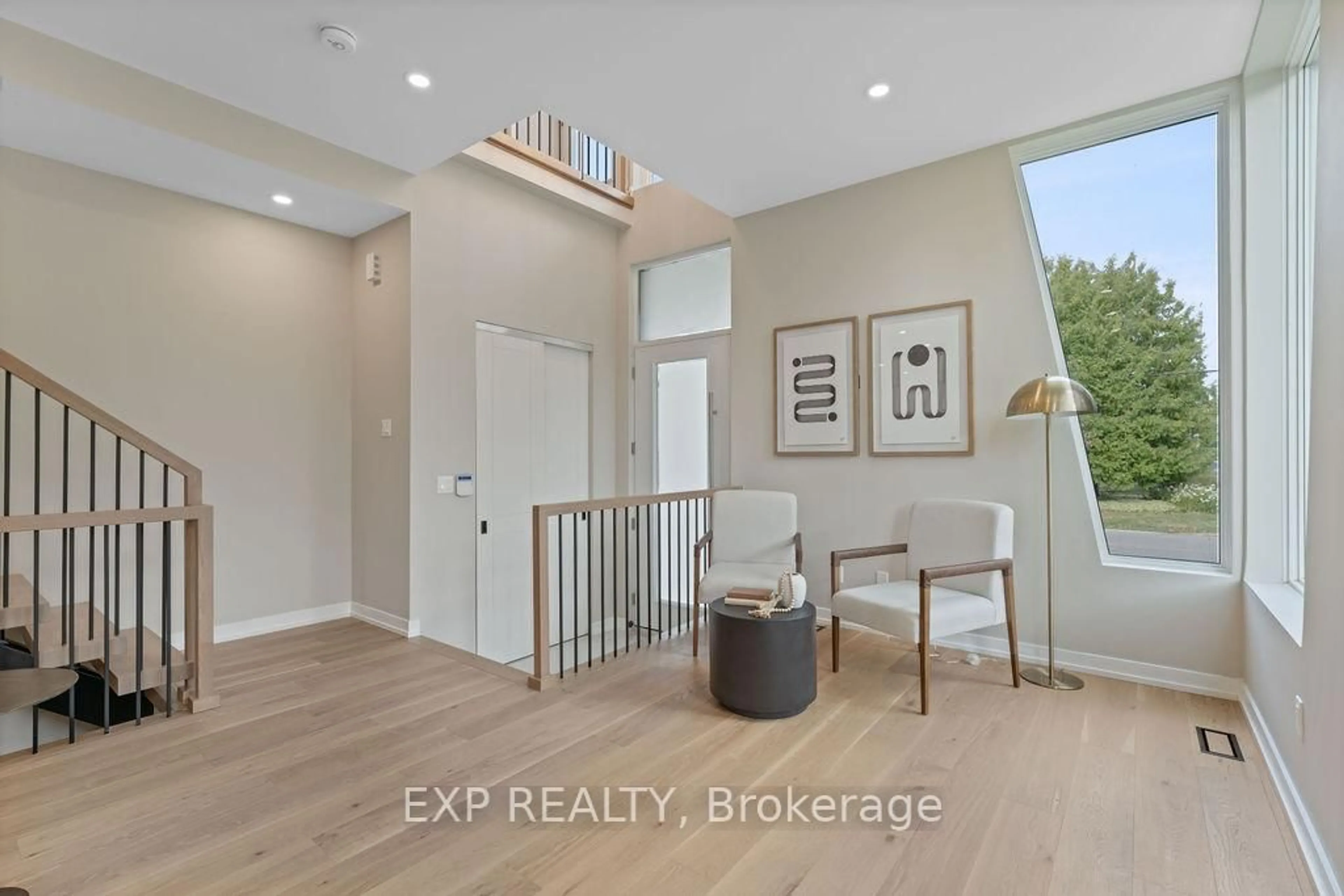 Indoor entryway for 630 Tweedsmuir Ave, Ottawa Ontario K1Z 5P5