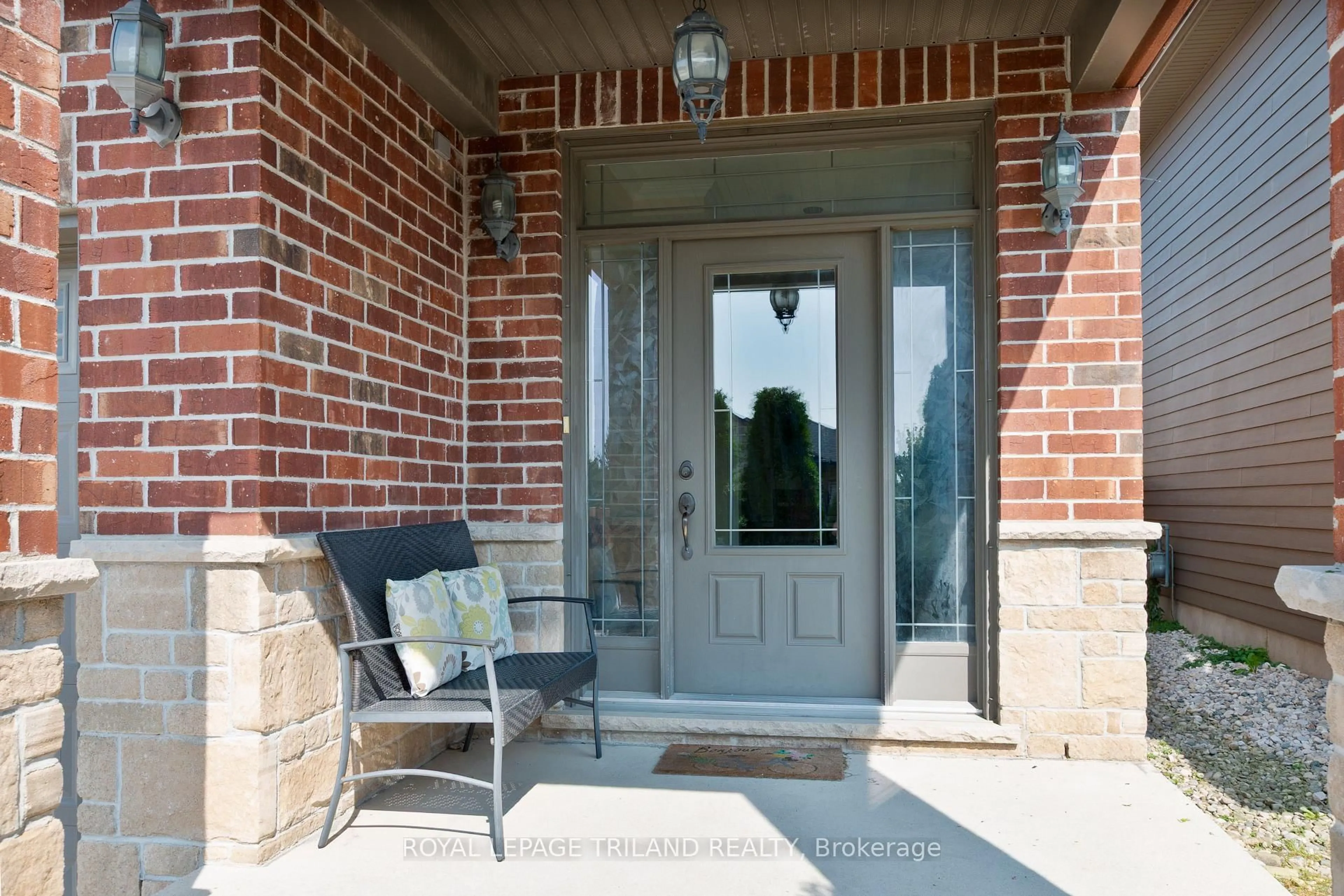 Indoor entryway for 6742 NAVIN Cres, London South Ontario N6P 0B6
