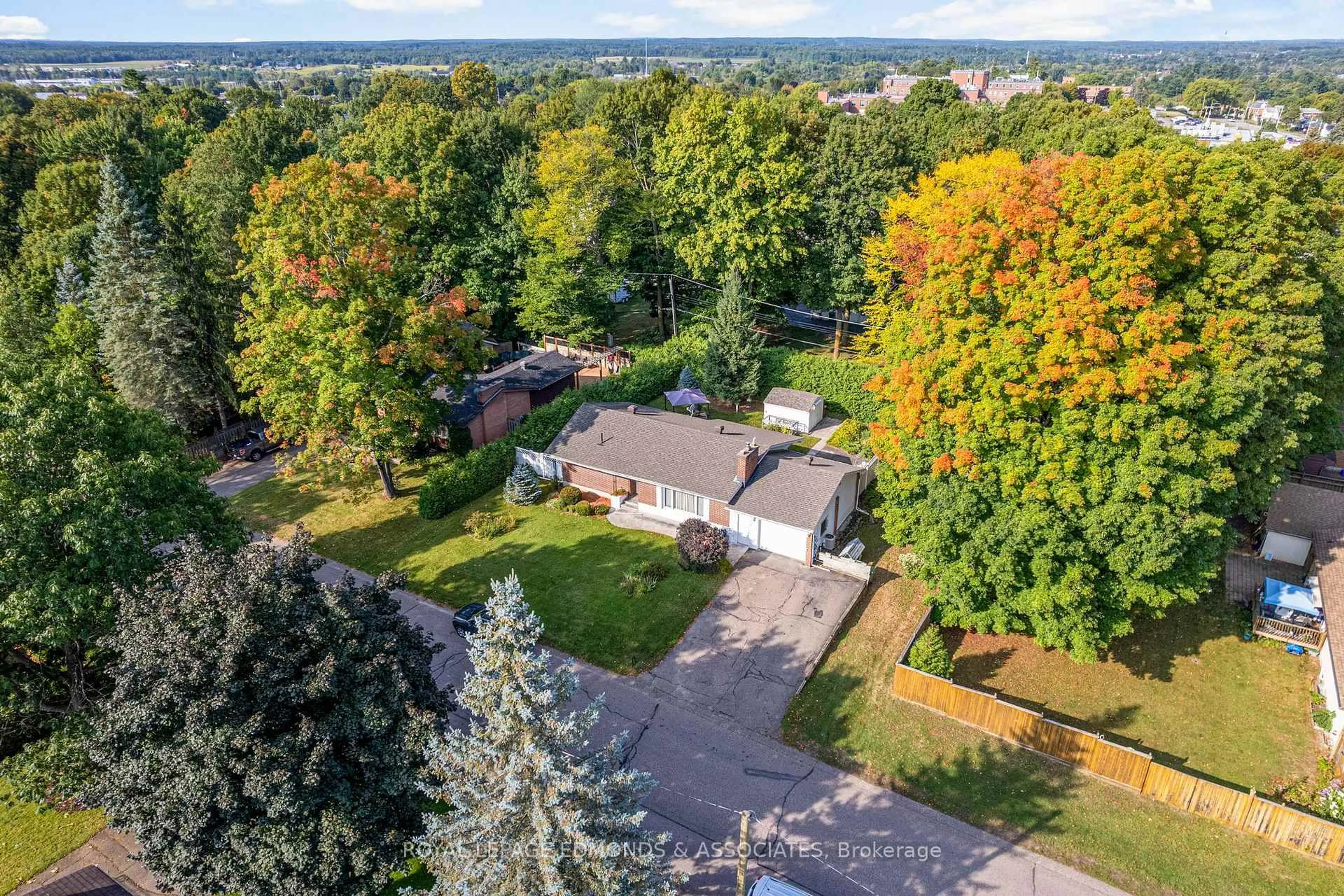 A pic from outside/outdoor area/front of a property/back of a property/a pic from drone, unknown for 594 Elizabeth St, Pembroke Ontario K8A 1X2