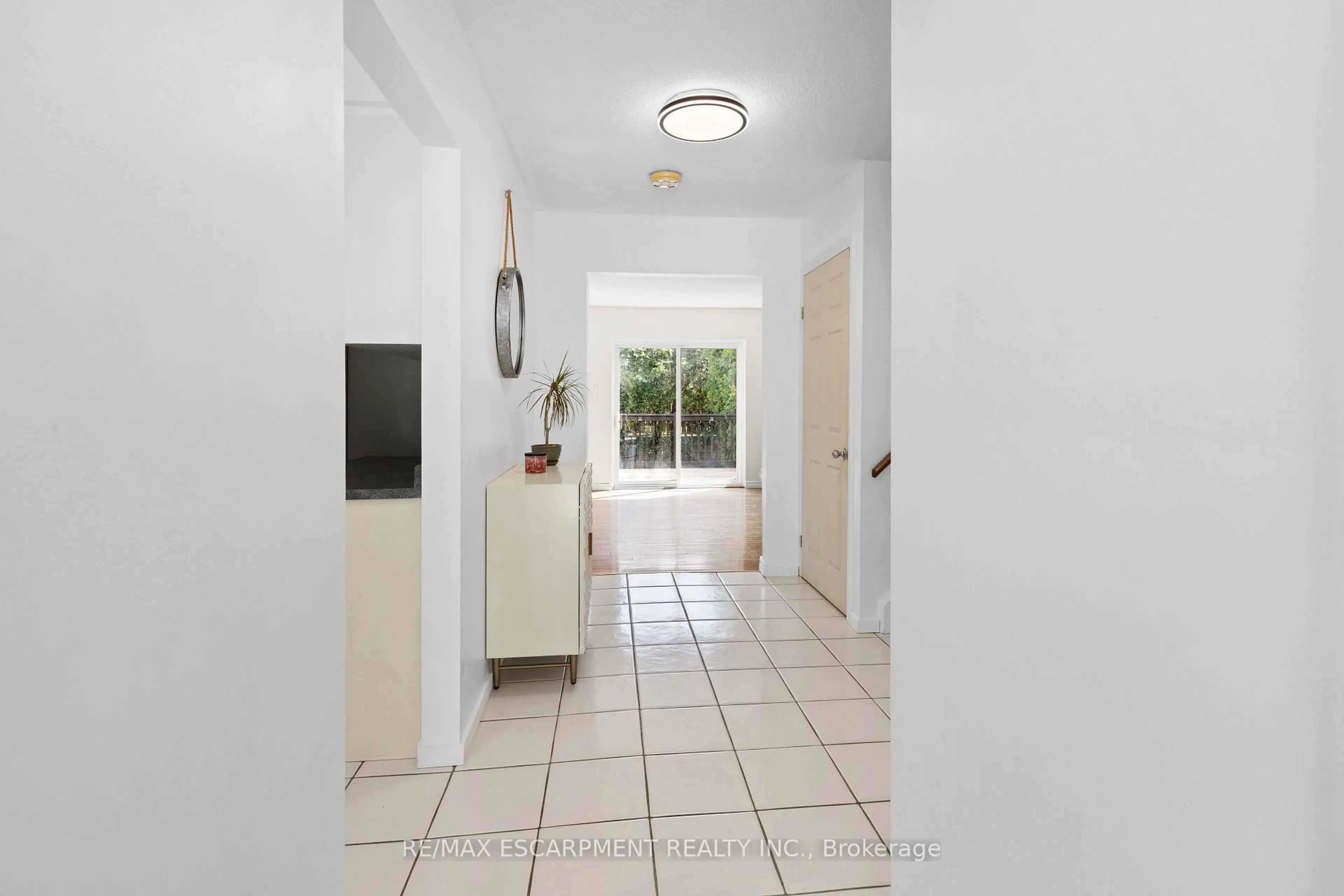 Indoor entryway for 79 Adis Ave, Hamilton Ontario L9C 6T9