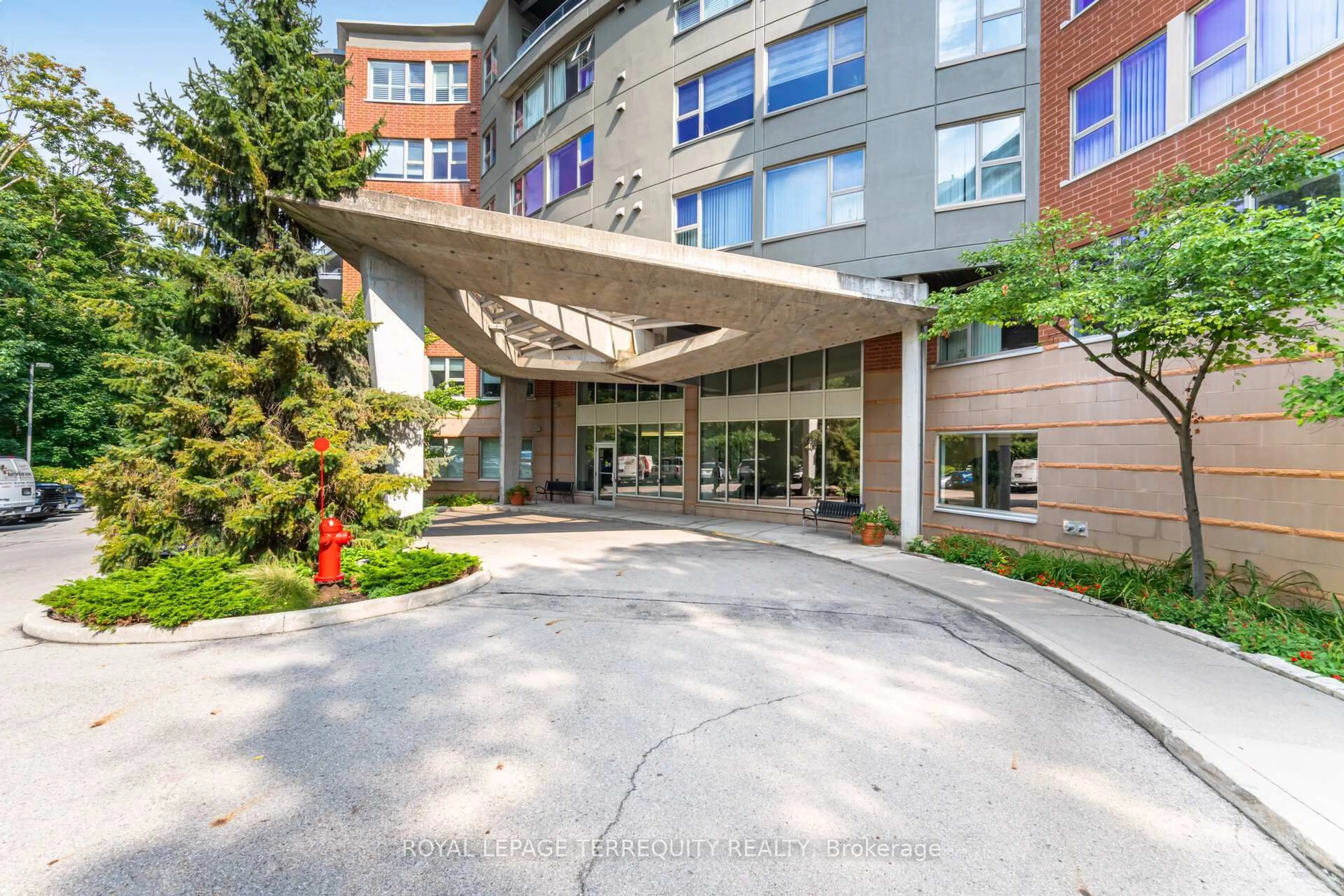 Indoor foyer for 77 GOVERNORS Rd #204, Hamilton Ontario L9H 7N8