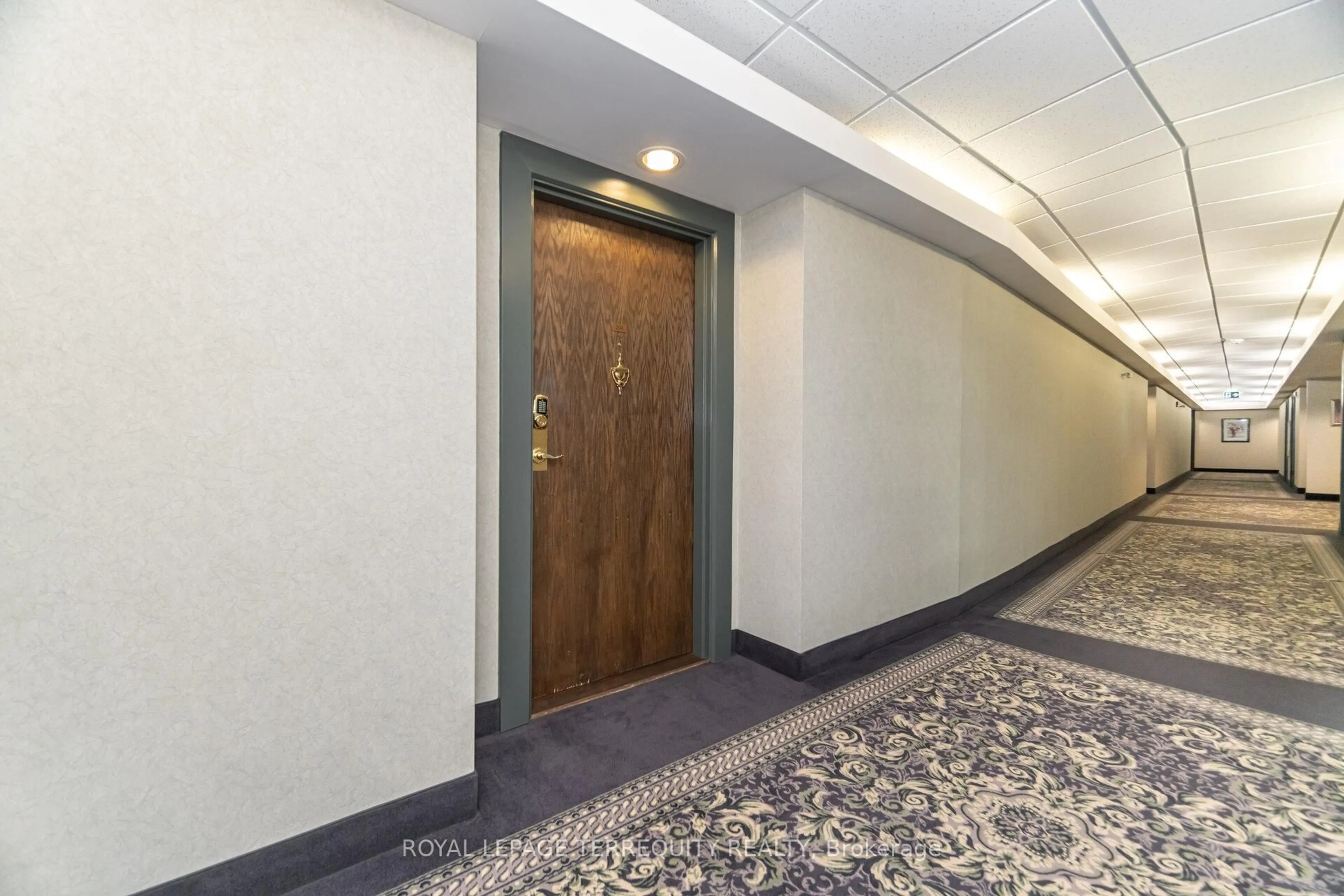 Indoor foyer for 77 GOVERNORS Rd #204, Hamilton Ontario L9H 7N8