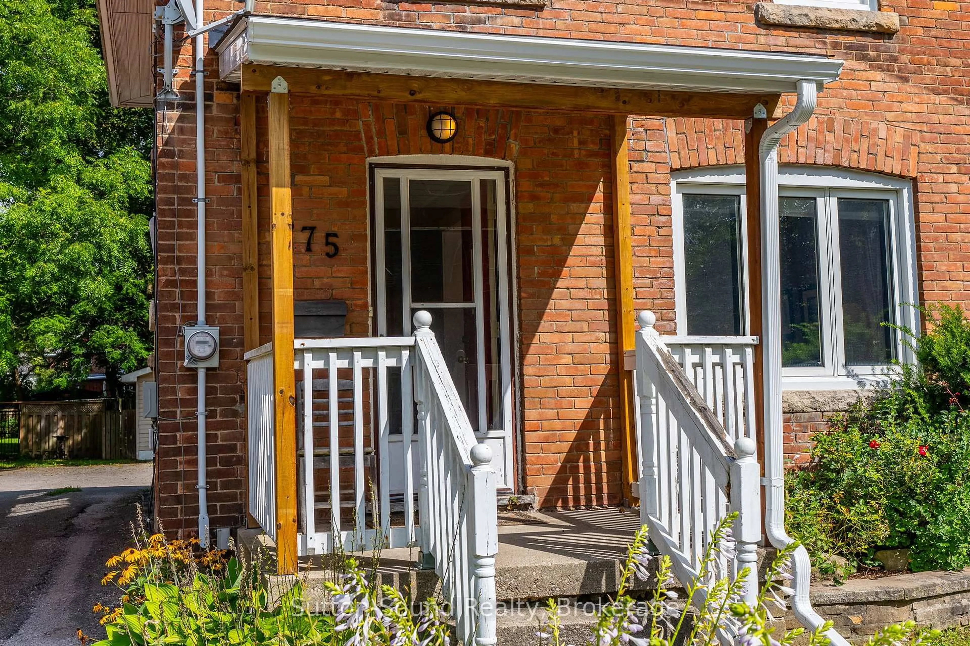 Home with brick exterior material, street for 575 2nd Ave, Owen Sound Ontario N4K 2G5