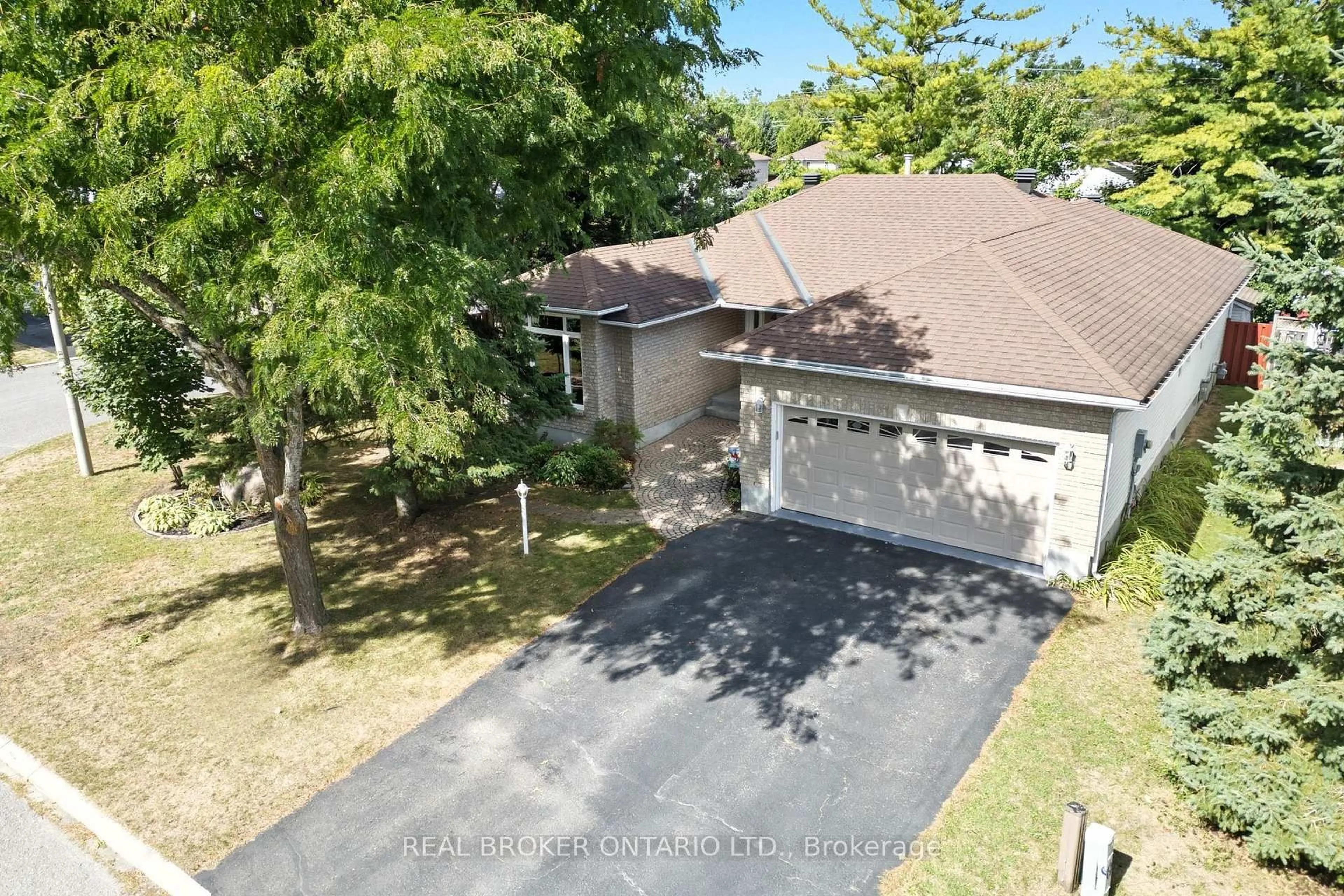 A pic from outside/outdoor area/front of a property/back of a property/a pic from drone, street for 6 Candow Cres, Ottawa Ontario K2S 1K7