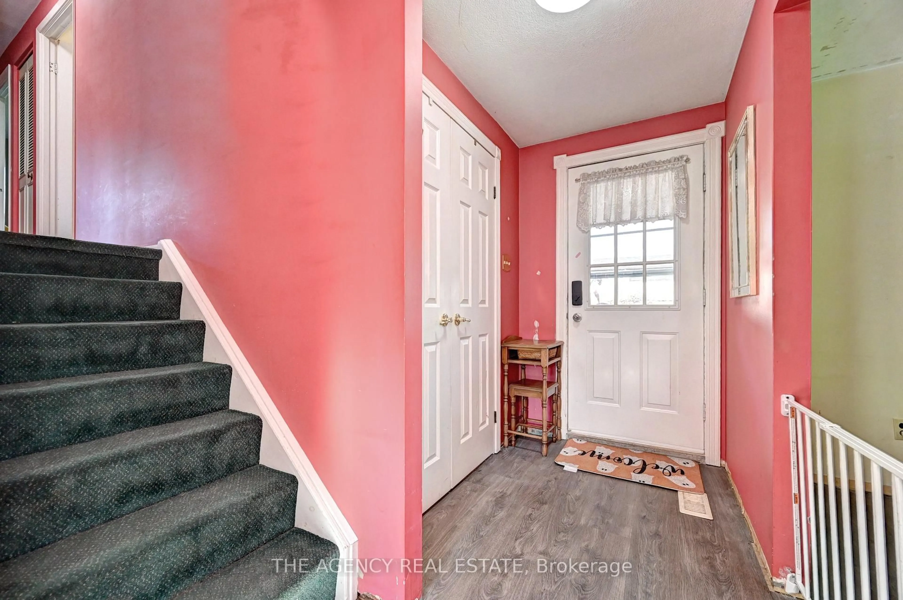 Indoor entryway for 396 Dunvegan Dr, Waterloo Ontario N2K 2C7