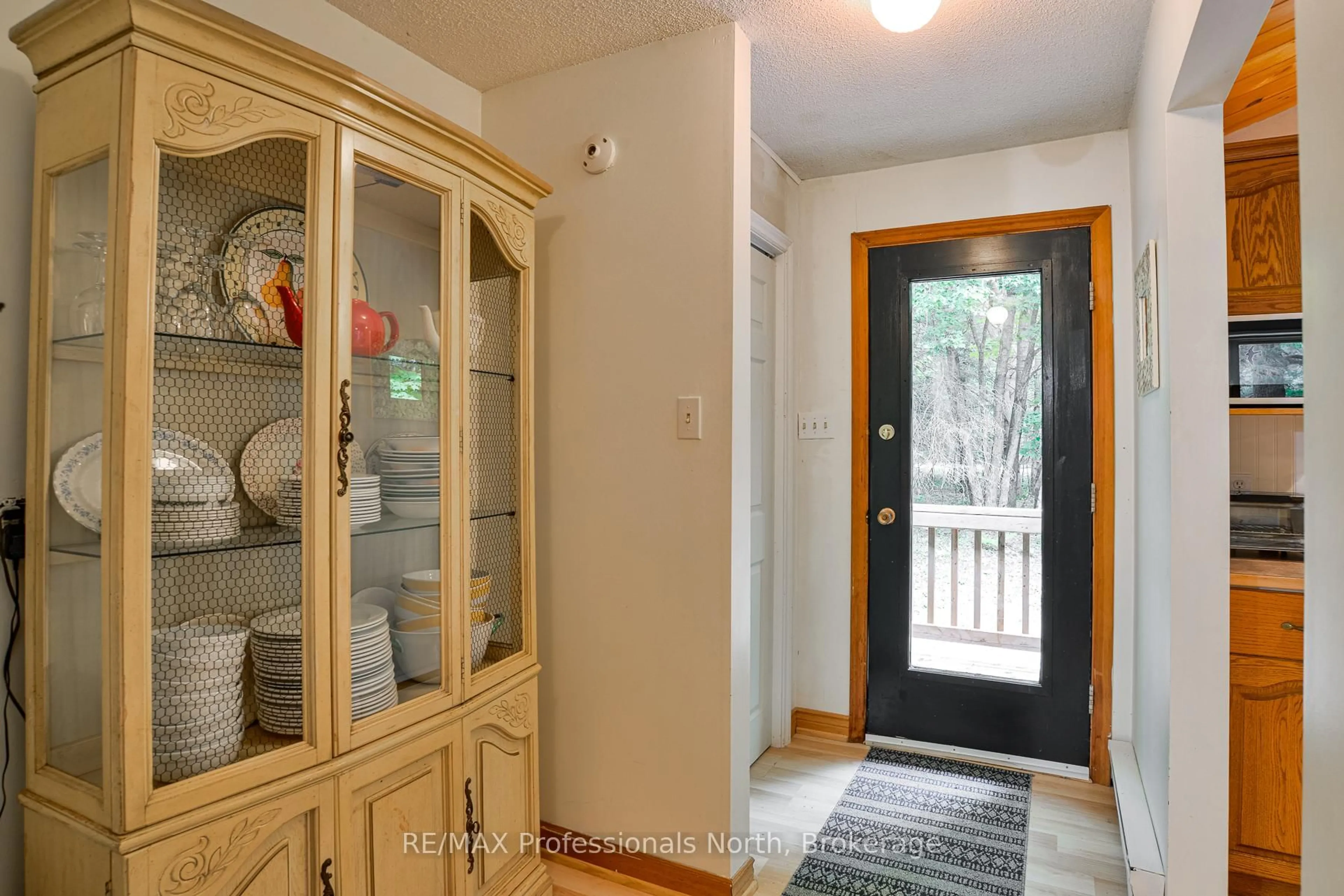 Indoor entryway for 128 Rusnick Dr, Huntsville Ontario P0B 1L0