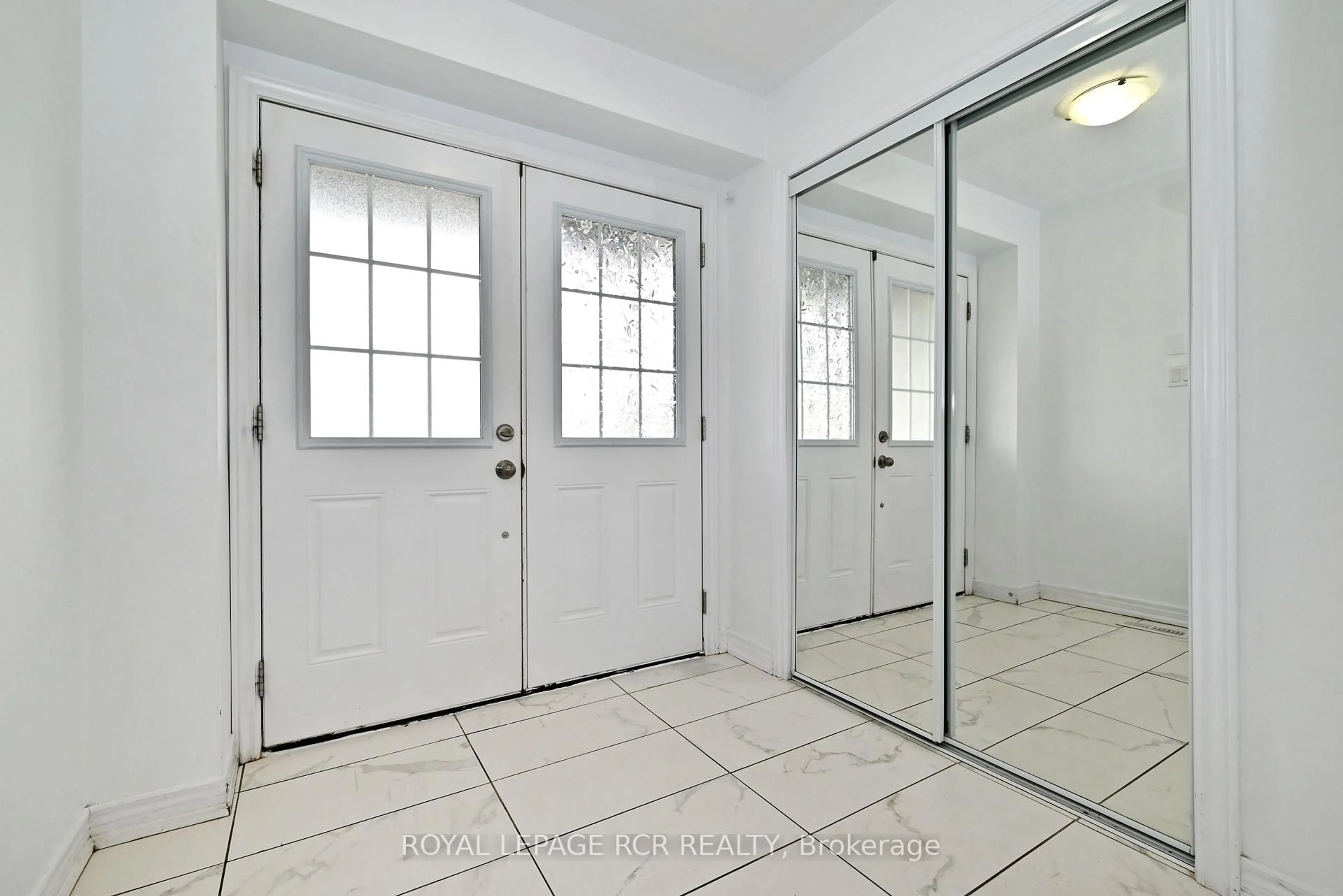 Indoor entryway for 19 Knotty Pine Ave, Cambridge Ontario N3H 5L5