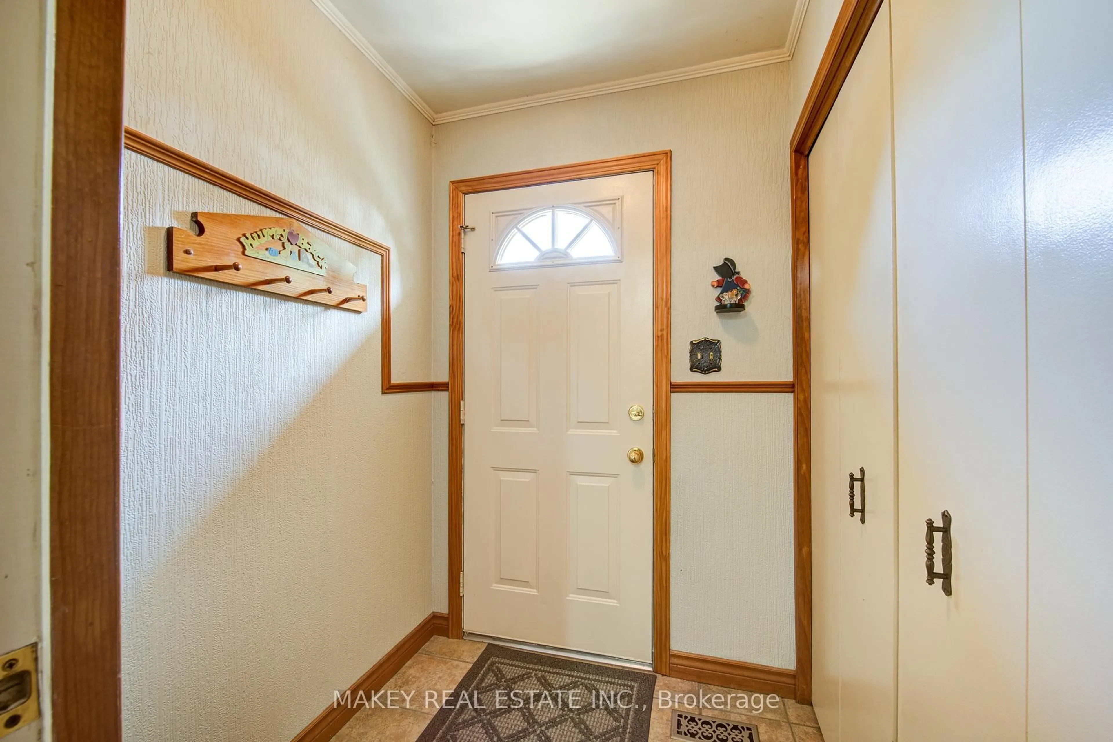 Indoor entryway for 326 Short Ave, Woodstock Ontario N4S 4B1
