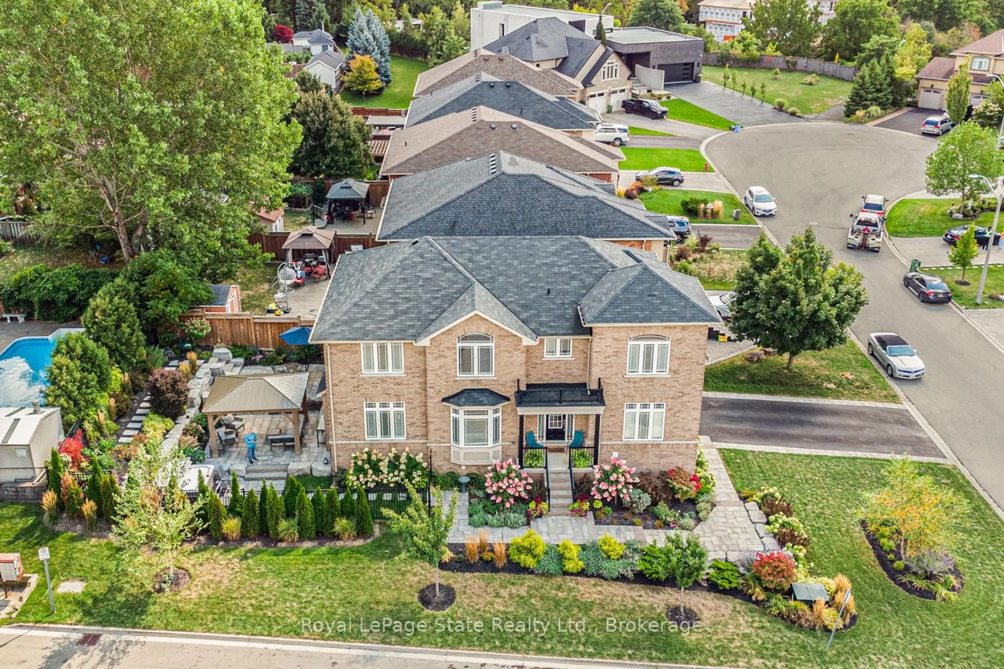 A pic from outside/outdoor area/front of a property/back of a property/a pic from drone, street for 3 Copperhill Crt, Hamilton Ontario L9C 0C2
