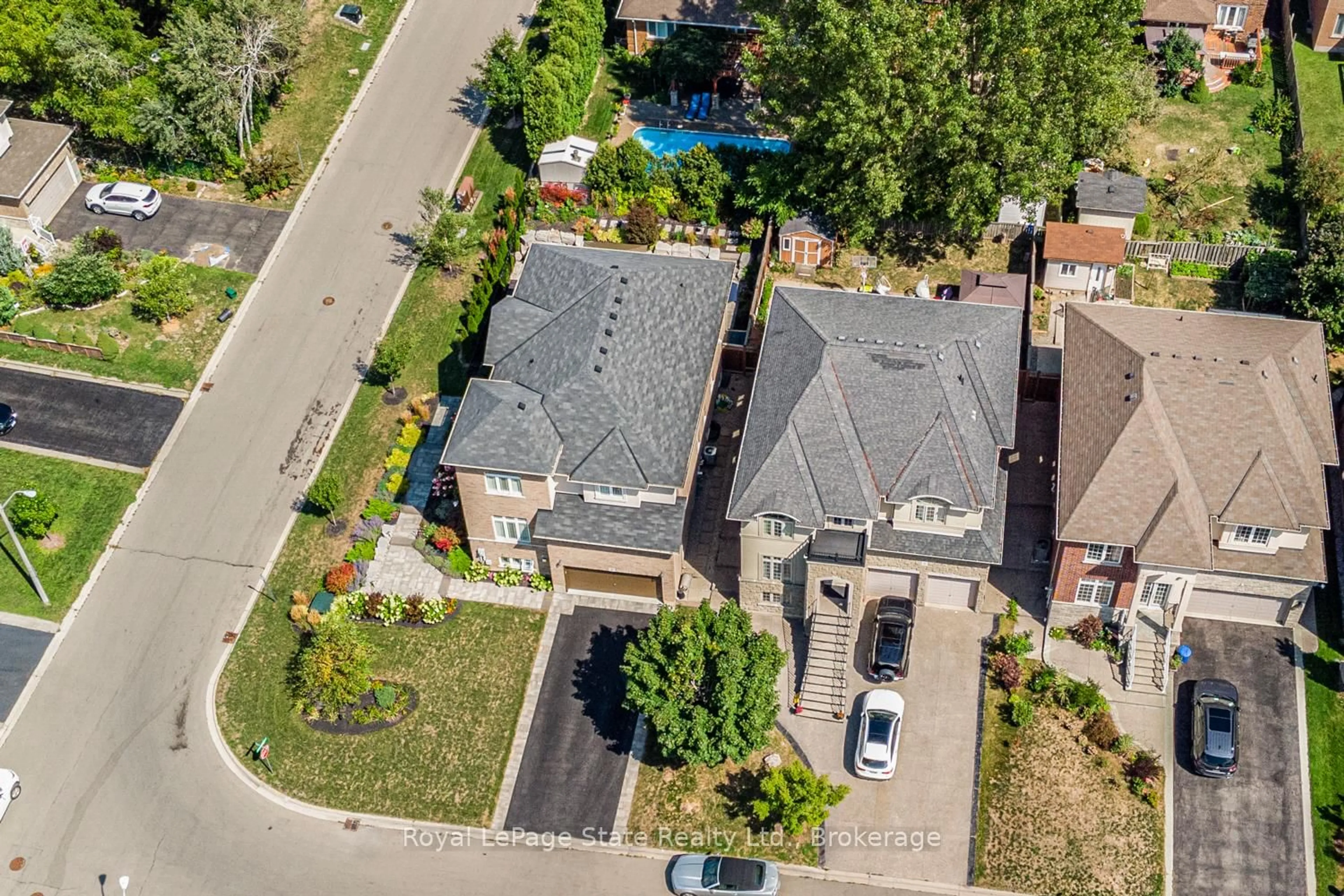 A pic from outside/outdoor area/front of a property/back of a property/a pic from drone, street for 3 Copperhill Crt, Hamilton Ontario L9C 0C2